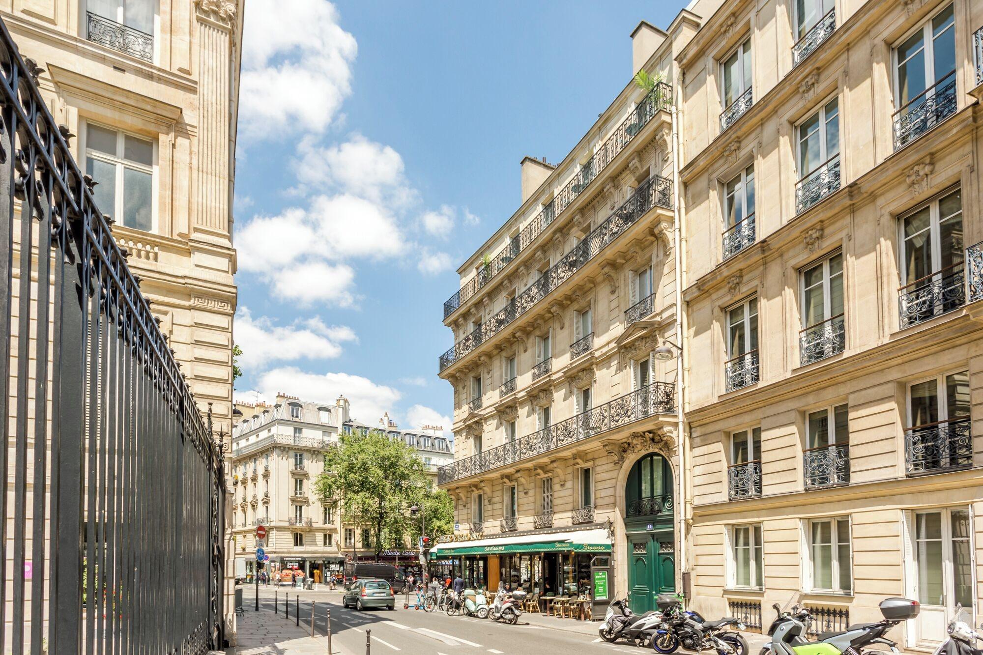 Vista Exterior Family Suite Tilsitt Eiffel Tower view