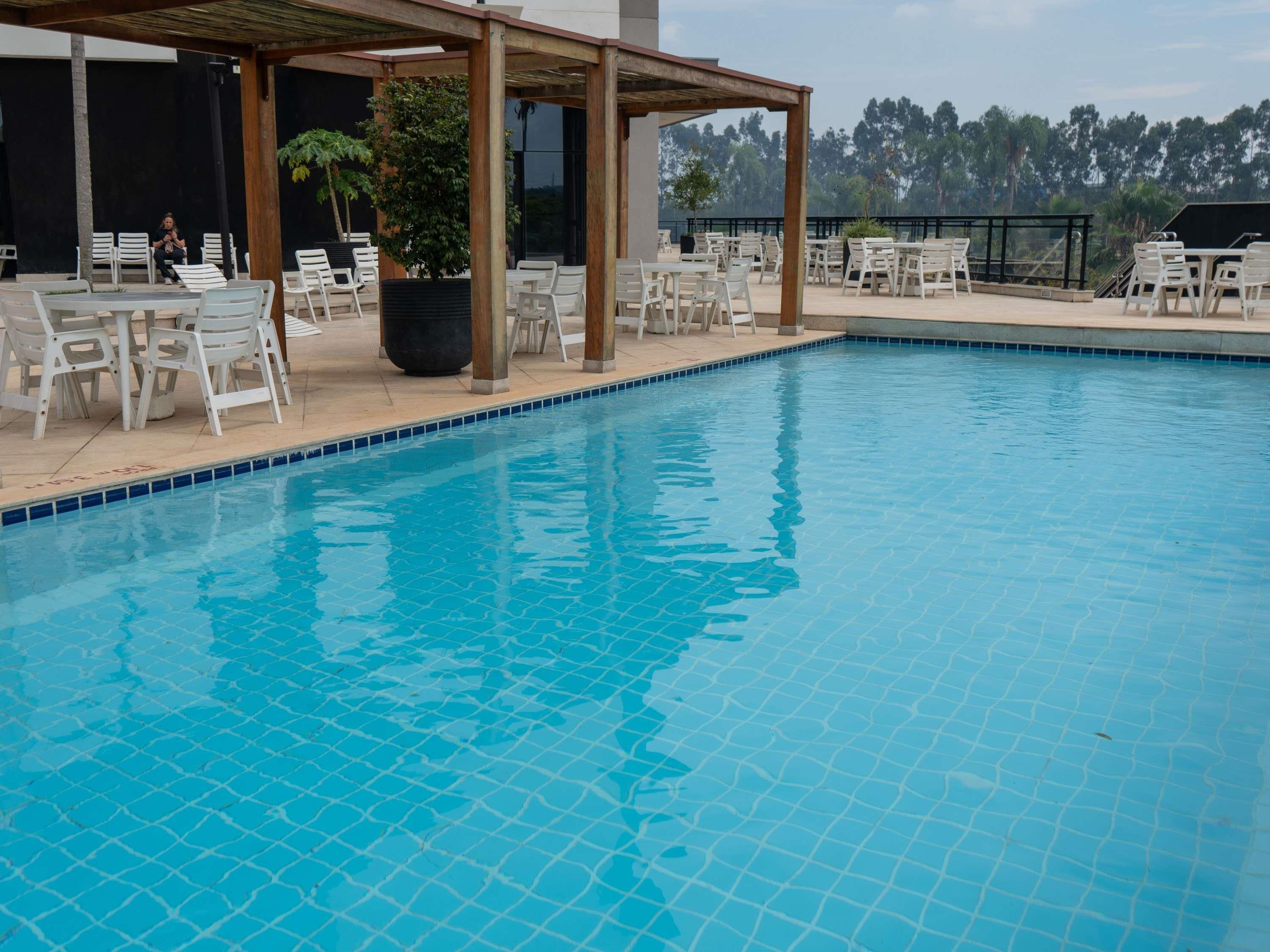 Vista Piscina Ibis Styles Taubate