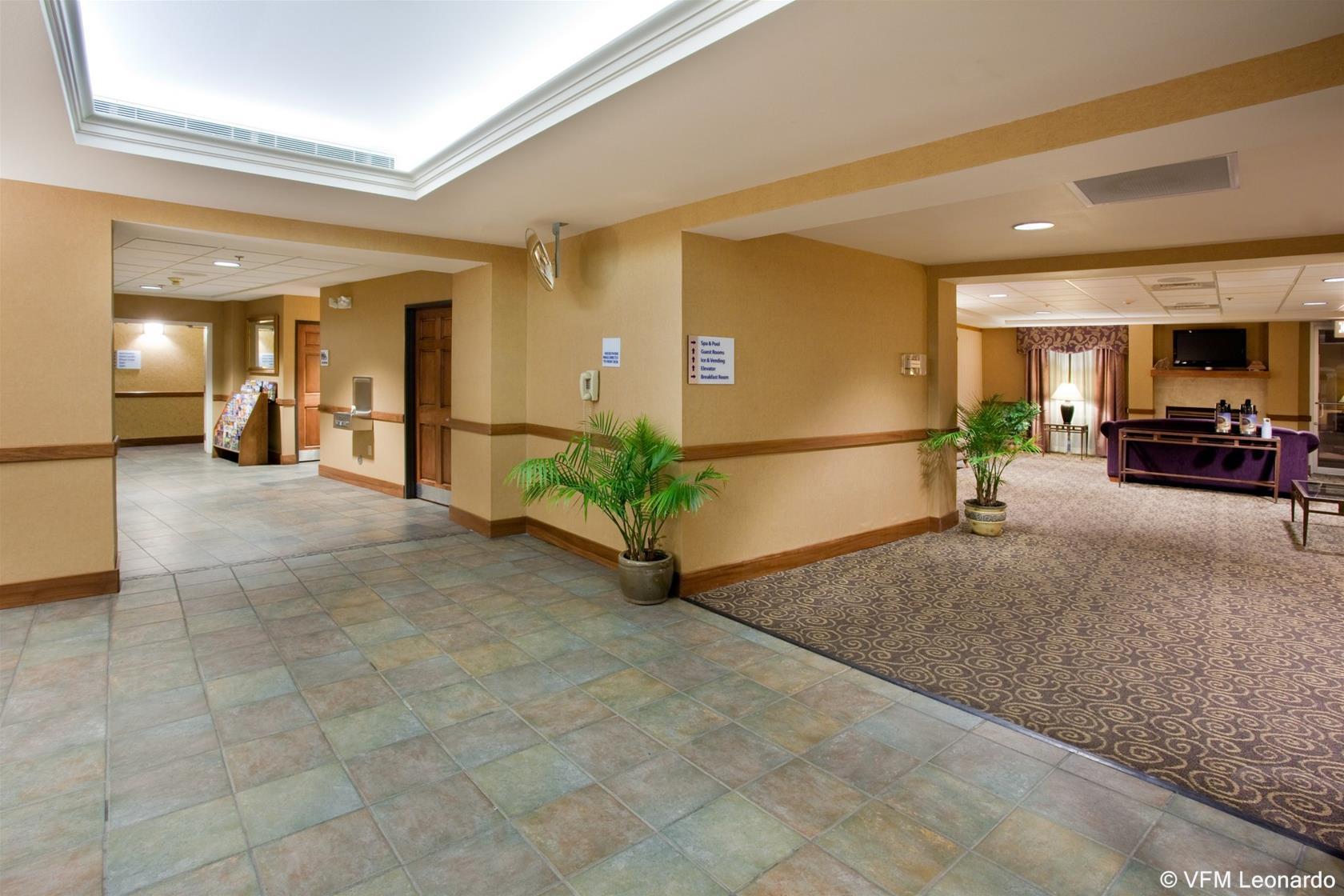 Vista Lobby Comfort Inn & Suites Boulder