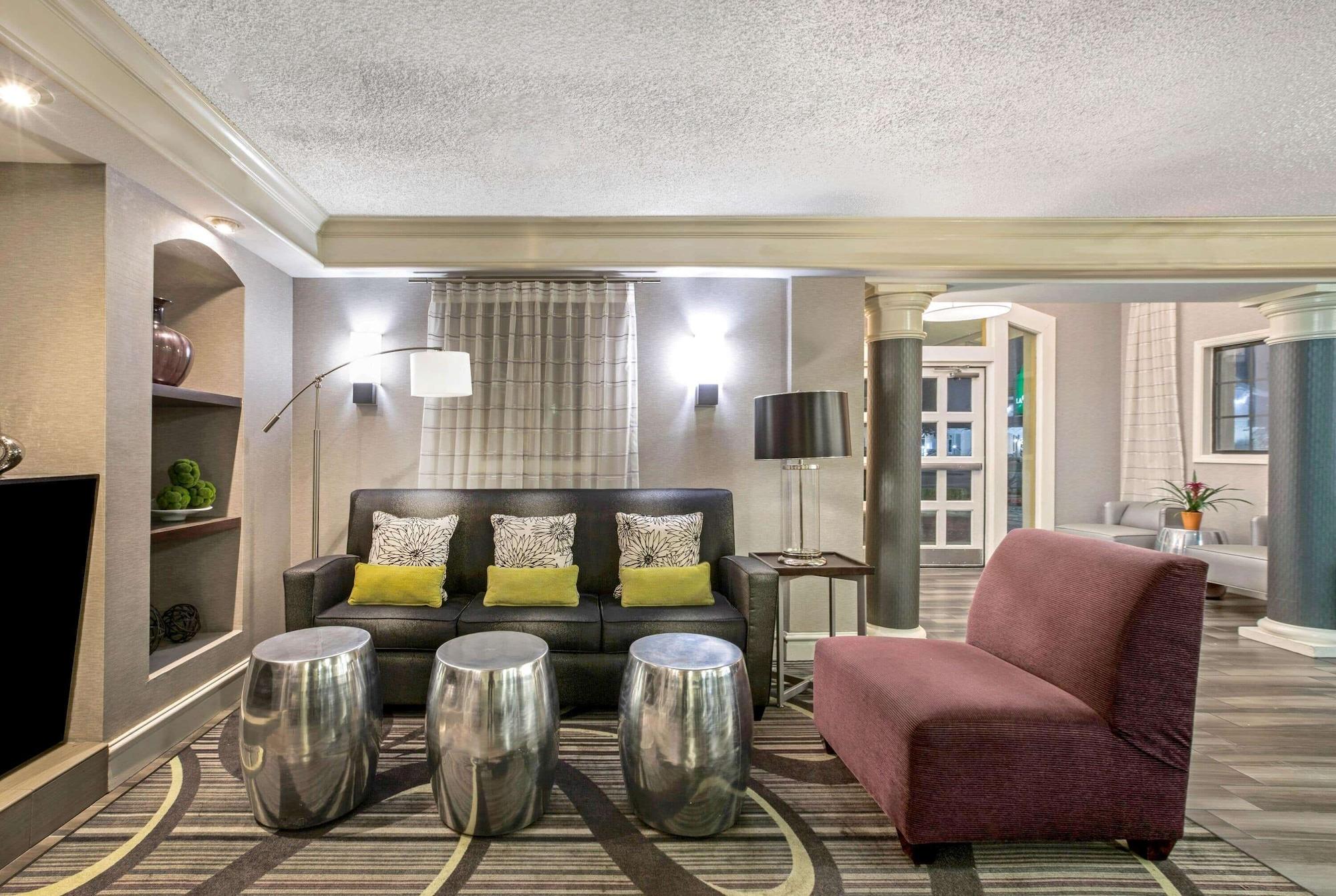 Vista Lobby La Quinta Inn by Wyndham Fresno Yosemite