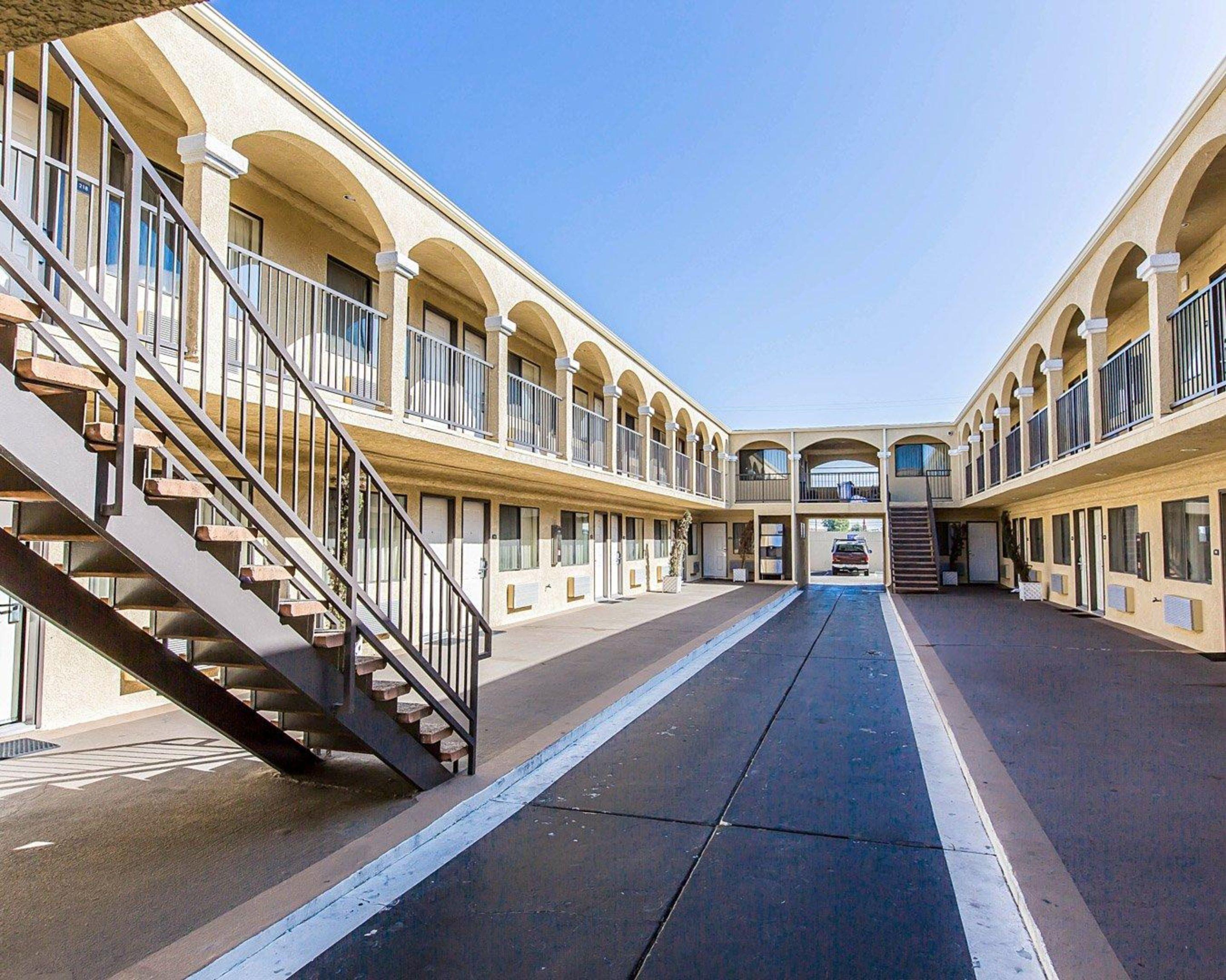 Vista Exterior Rodeway Inn & Suites LAX