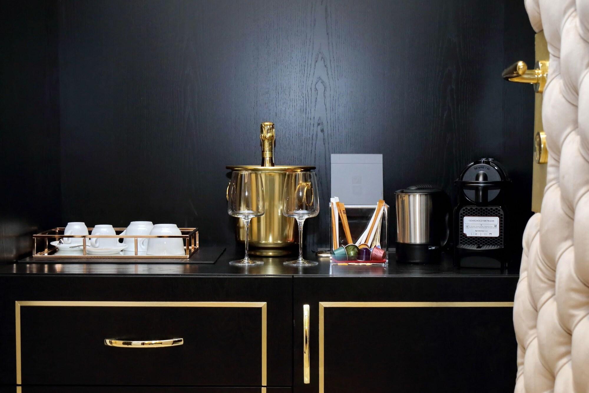 Restaurant Spanish Diamond Luxury Suites & Jacuzzi