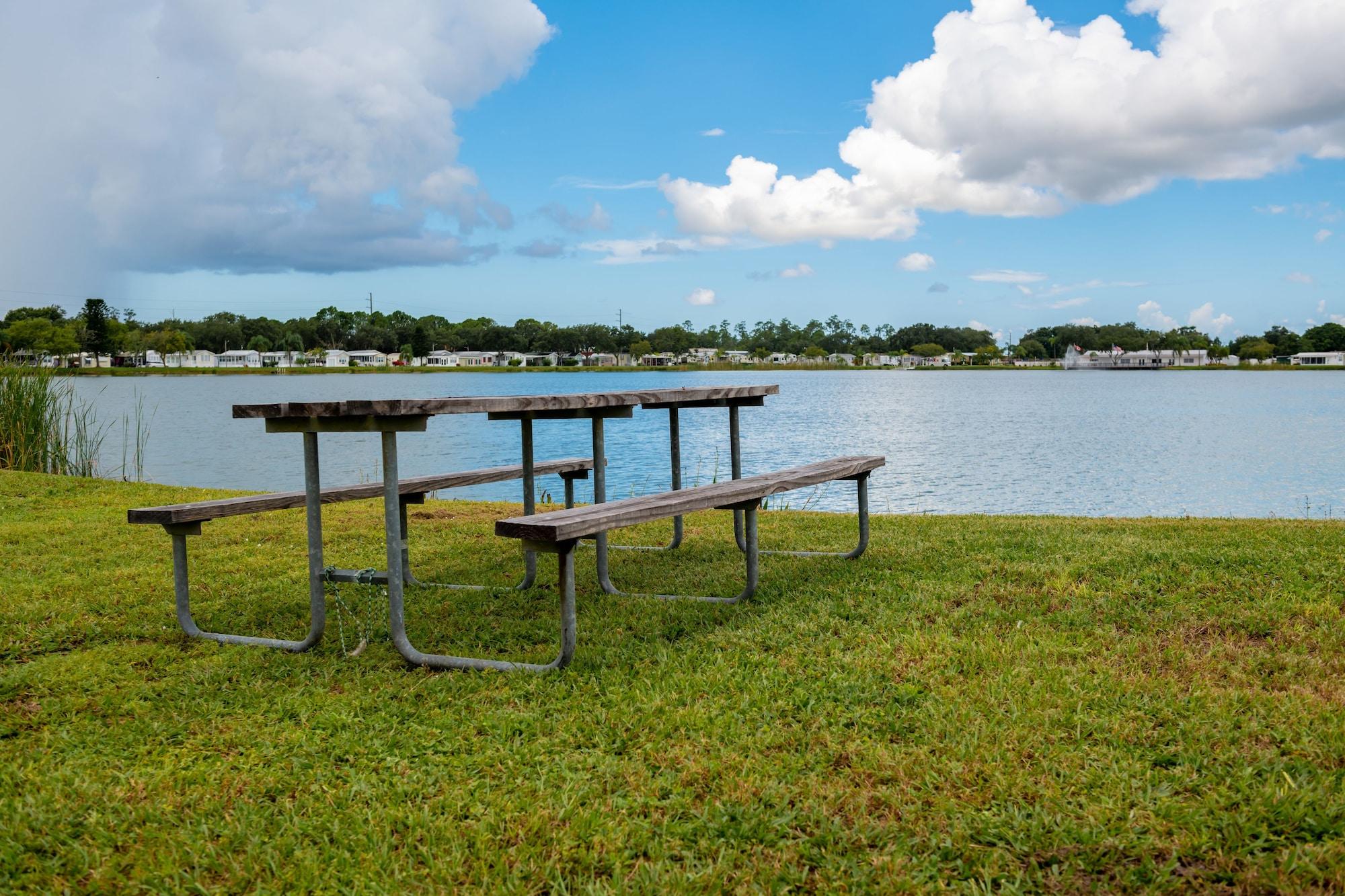 Vista Exterior Pleasant Lake RV Resort