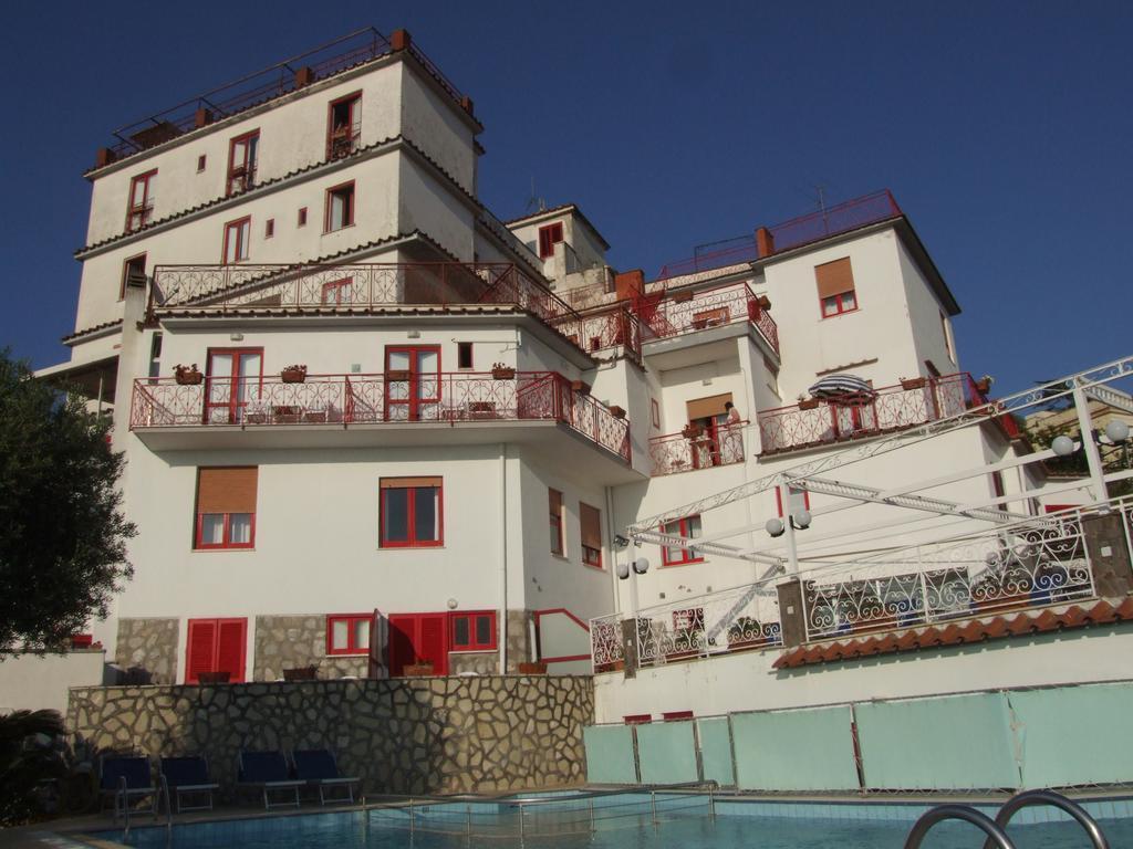 Vista da fachada Hotel Dania