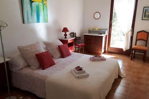 Alquiler Vacacional - Aux 4 Oliviers with large swimming pool shared by residents and tenants.