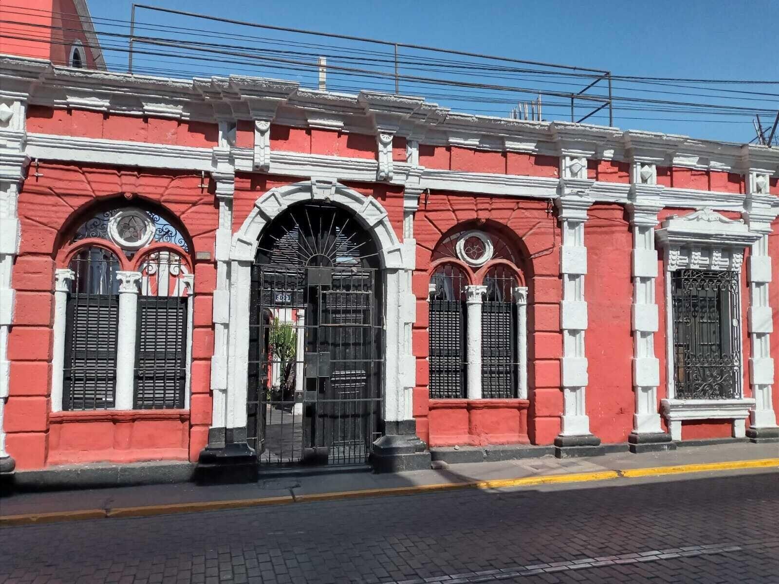 Varios Tusty House