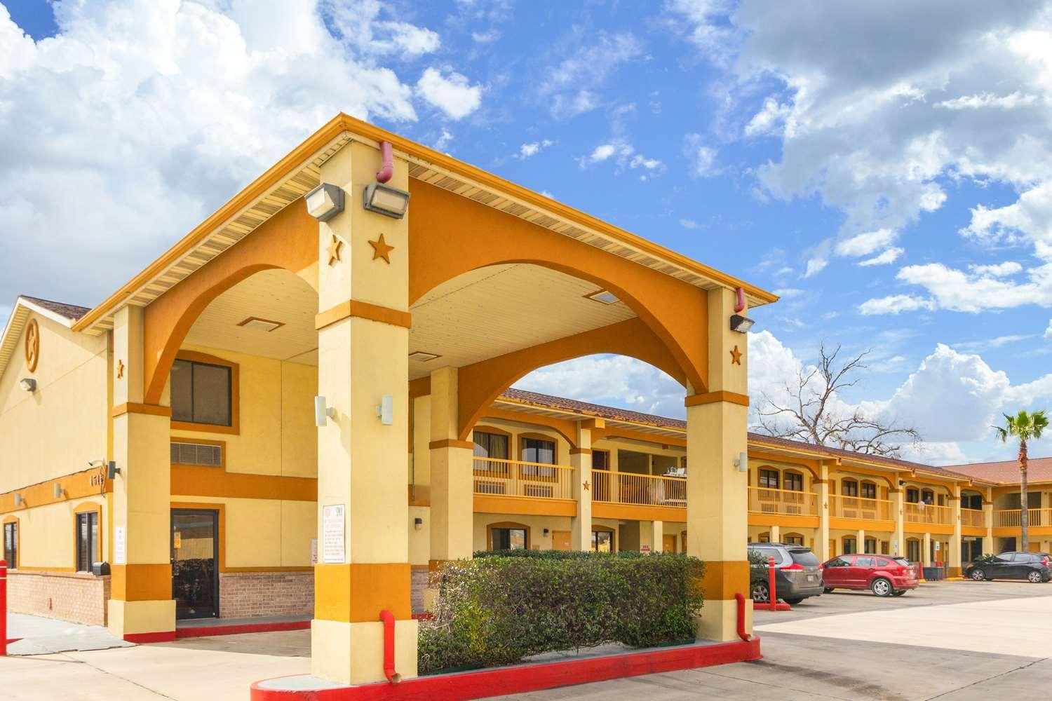 Vista Exterior Americas Best Value Inn Houston Heights at I-45
