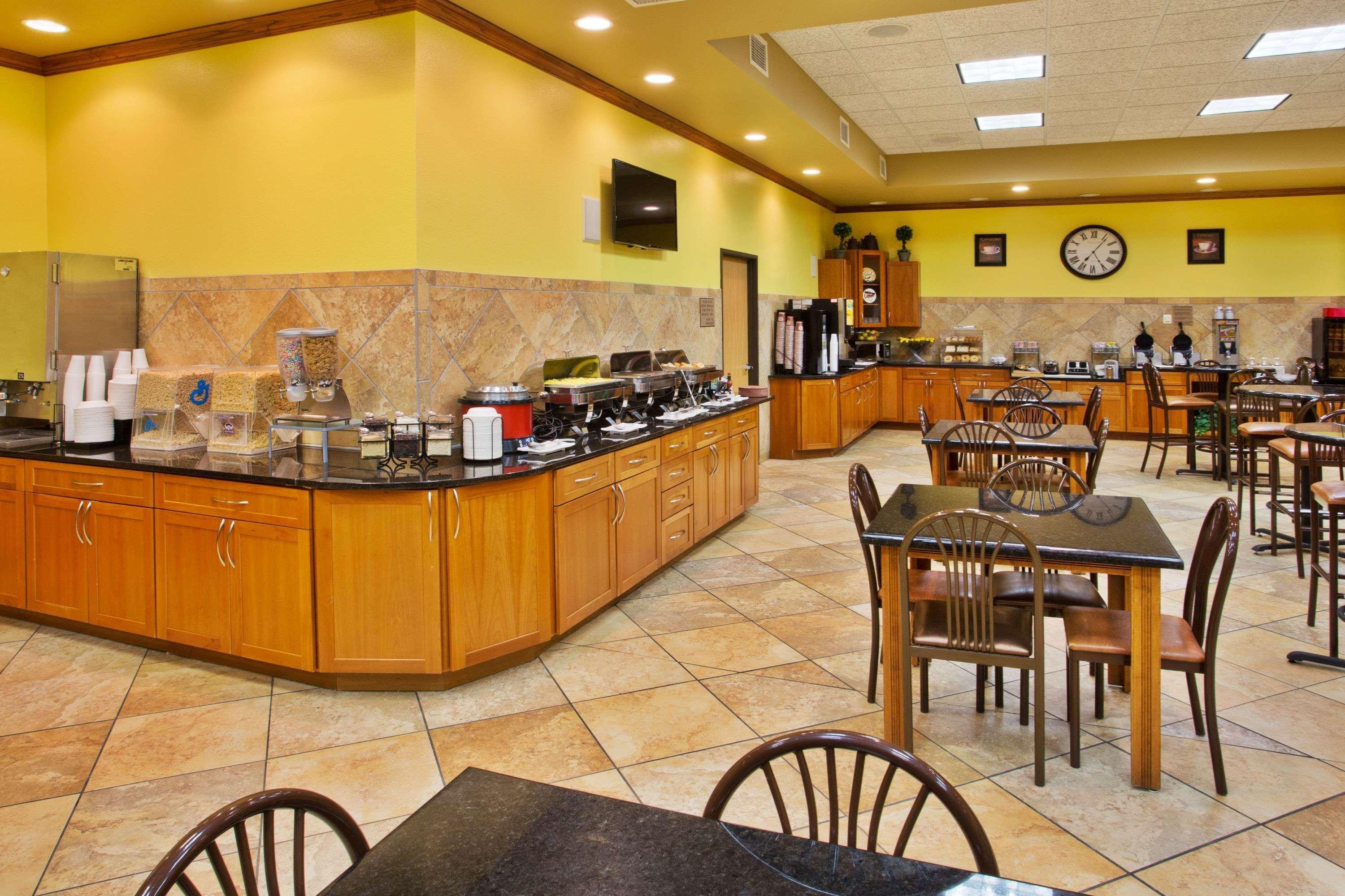 Restaurant AmericInn by Wyndham Aberdeen - Event Center