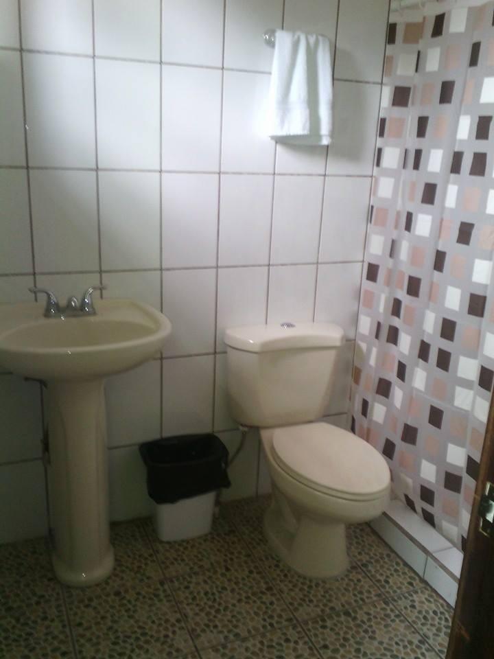 Baño Hotel Turi Centro La Colina