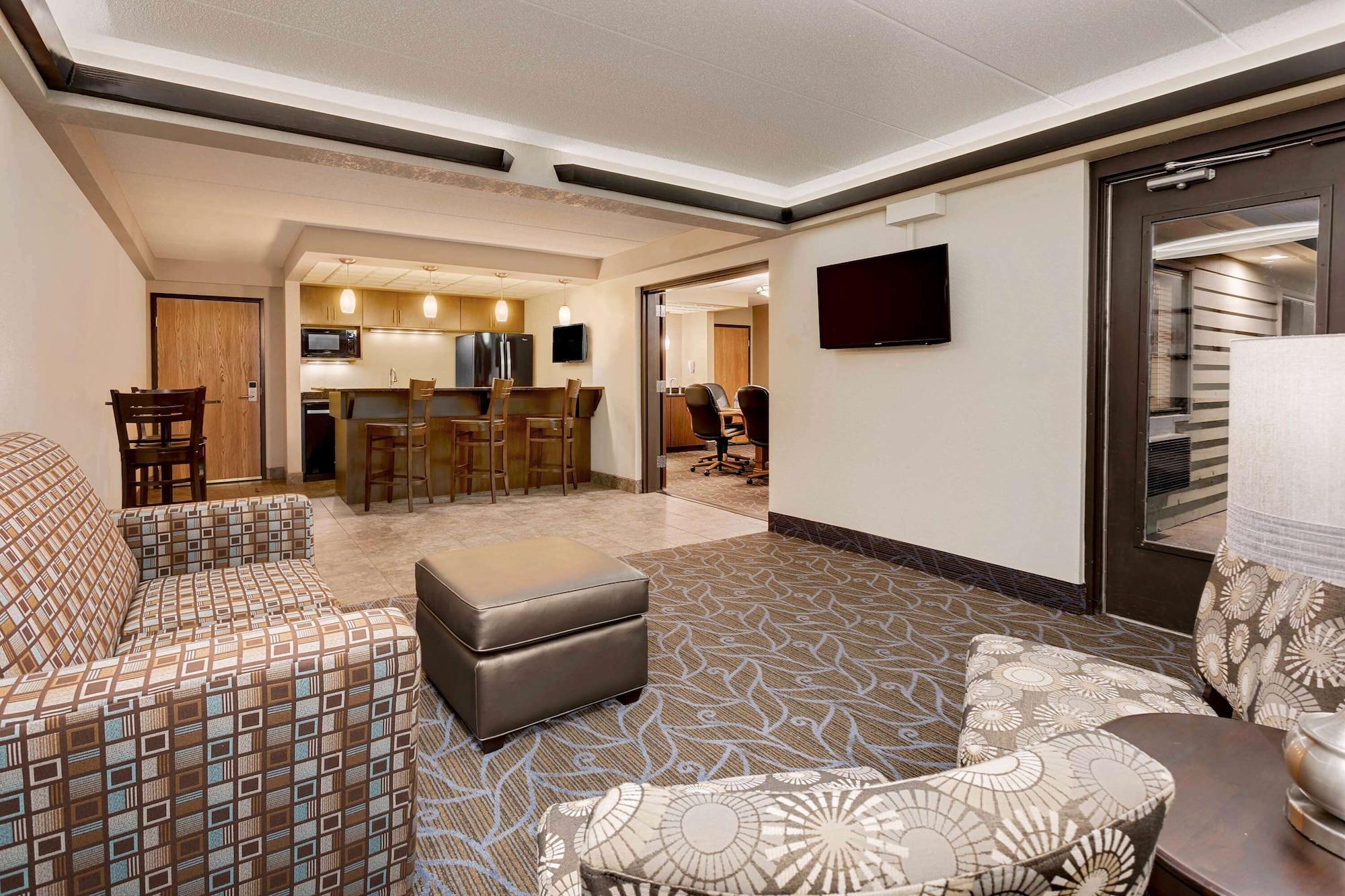 Vista Lobby Baymont by Wyndham Owatonna