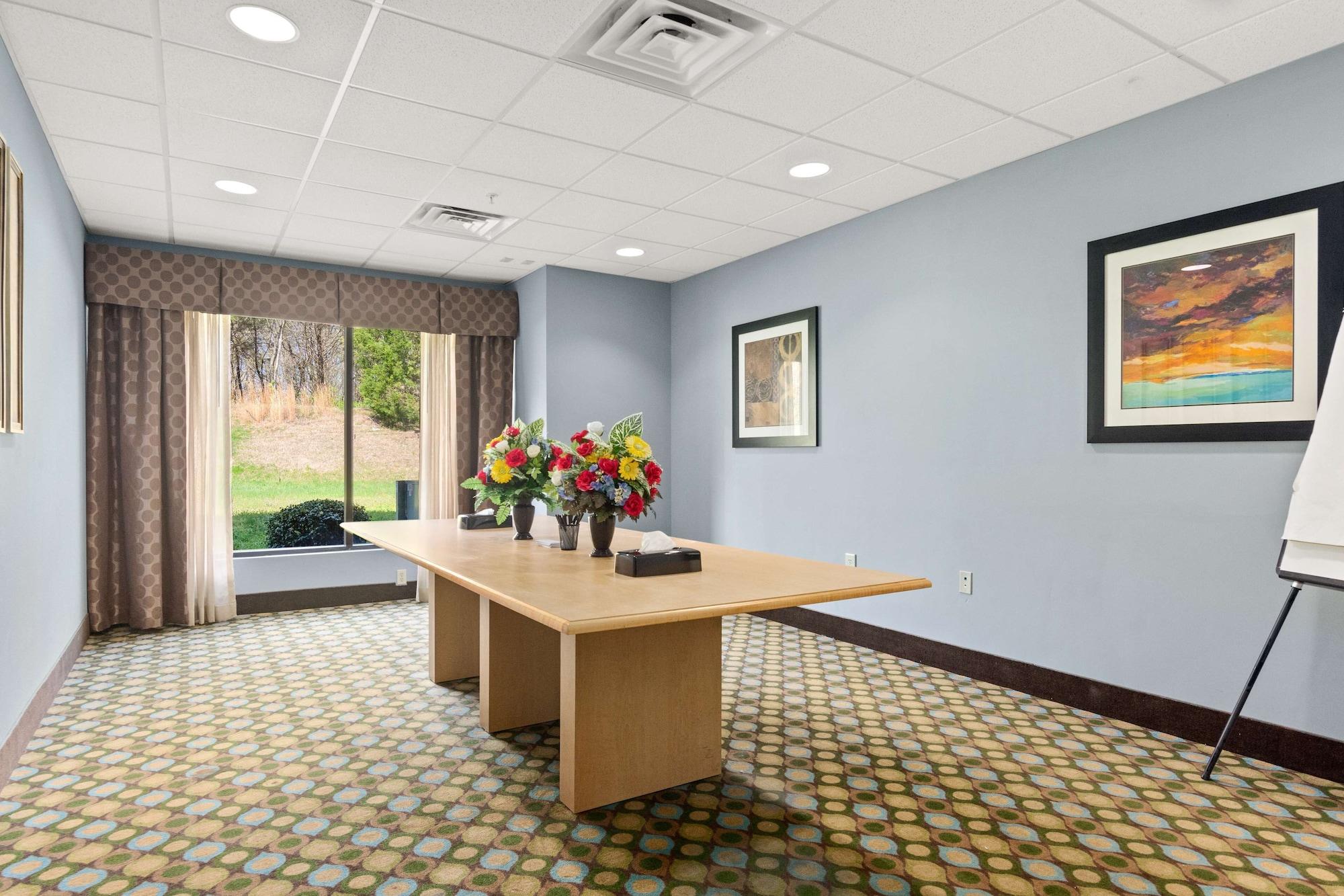 Sala de Reuniones SureStay Plus Hotel By Best Western Portland Route 52 West
