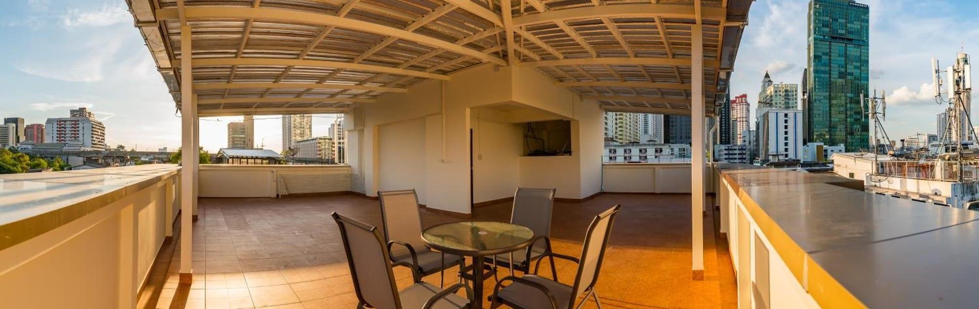 Bar/Salón P18 Hotel