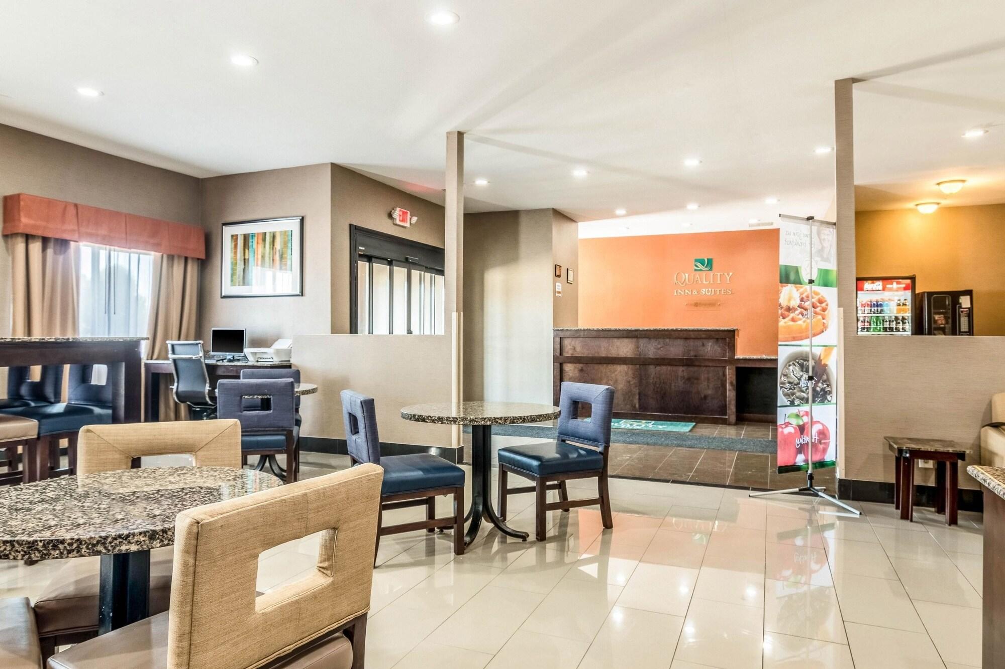 Vista Lobby Quality Inn & Suites Salem near I-57