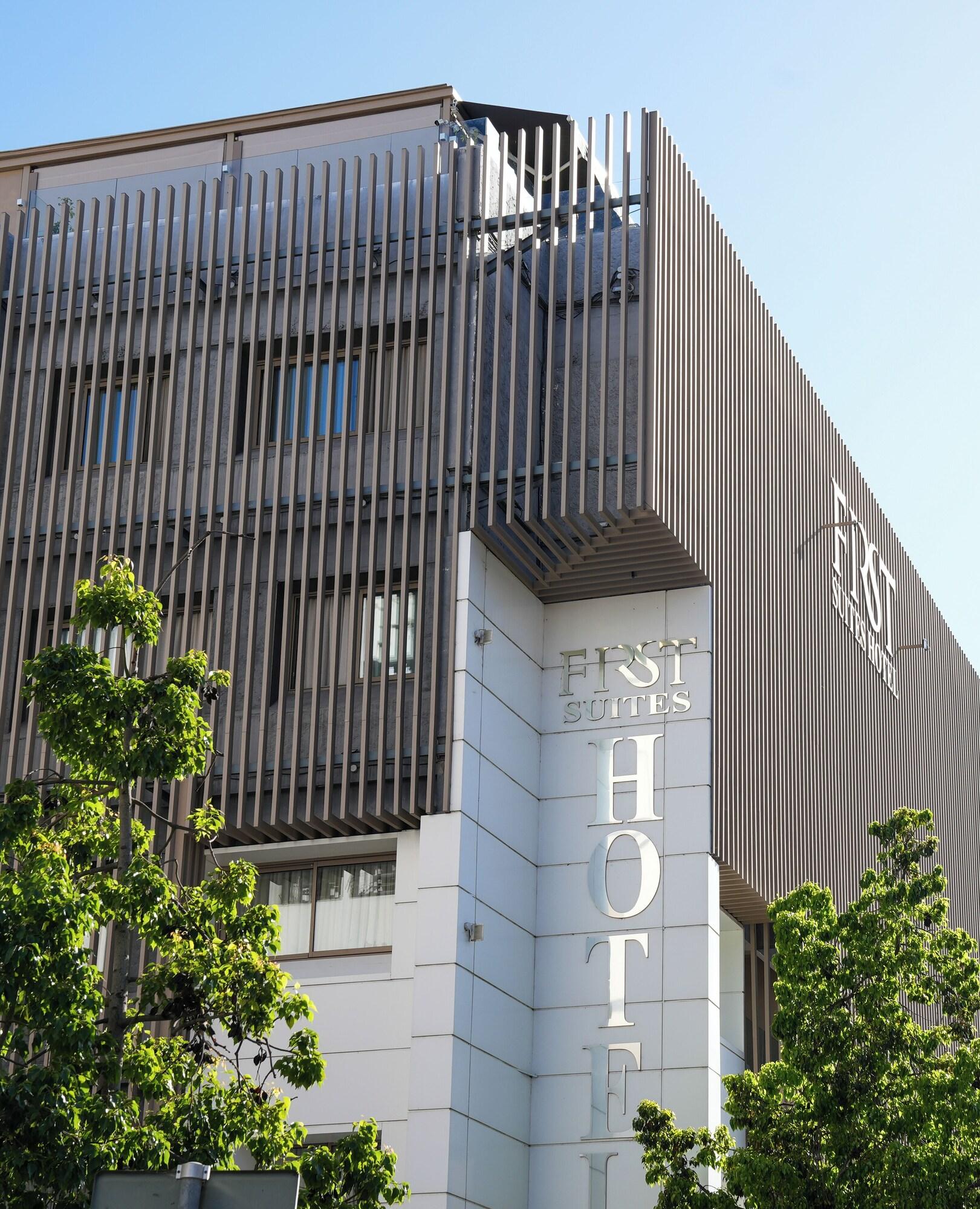 Varios First Suites Hôtel