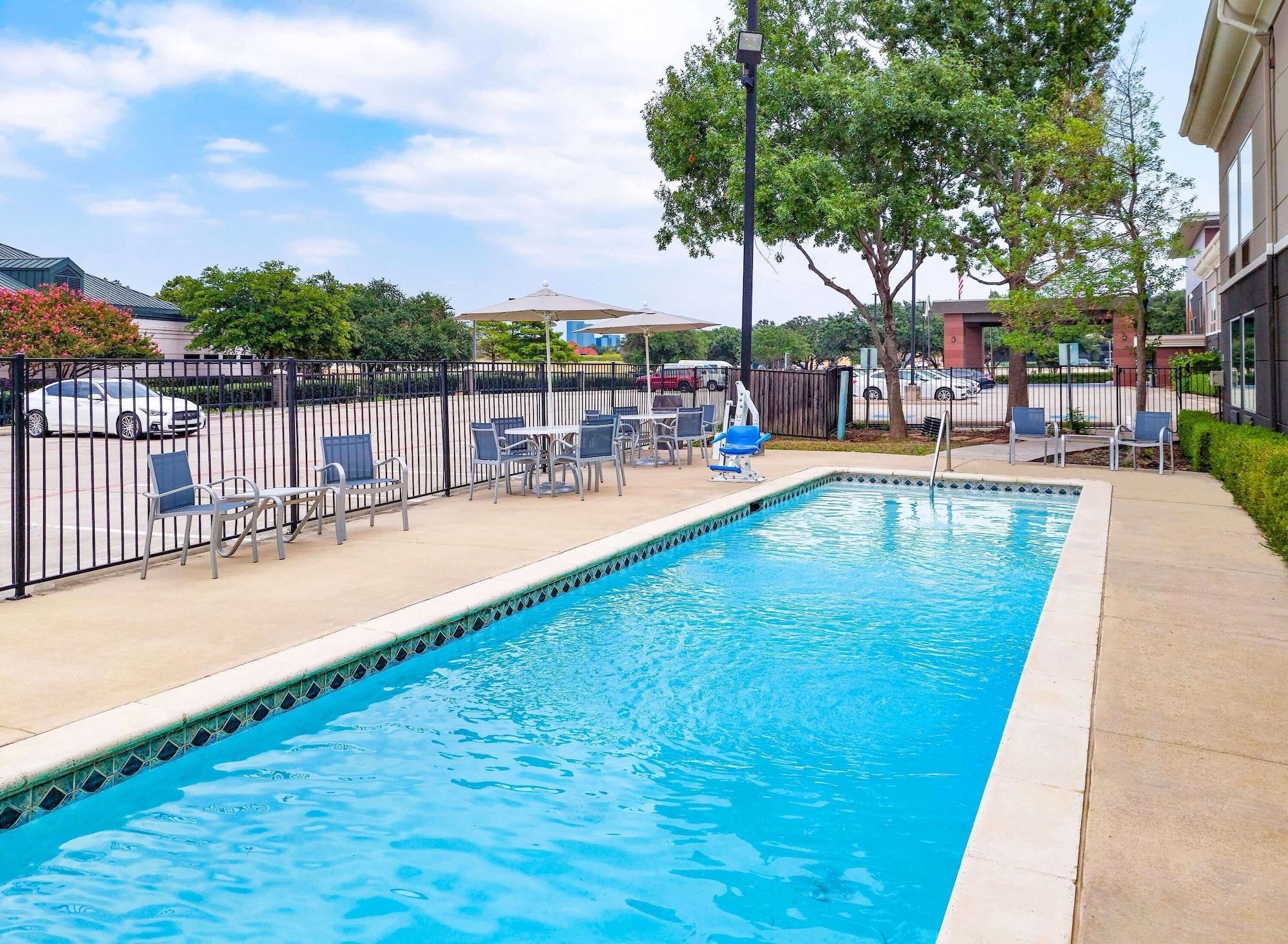 Vista Piscina La Quinta Inn & Suites by Wyndham Dallas - Las Colinas
