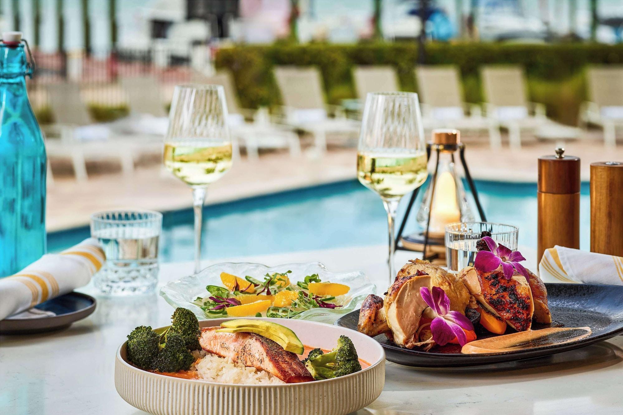 Restaurant Faro Blanco Resort & Yacht Club Marathon, Curio by Hilton