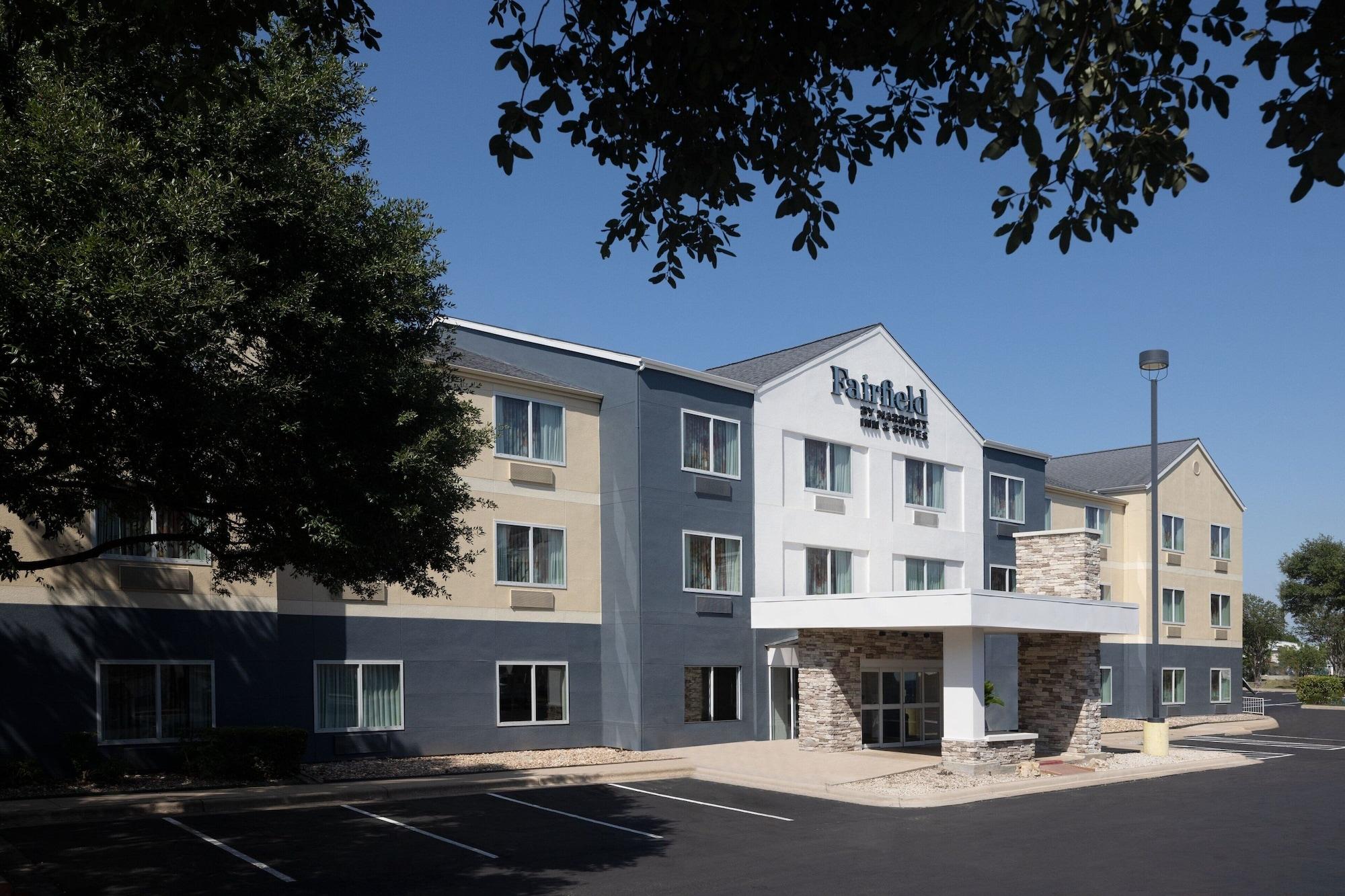 Vista Exterior Fairfield Inn and Suites by Marriott Austin South