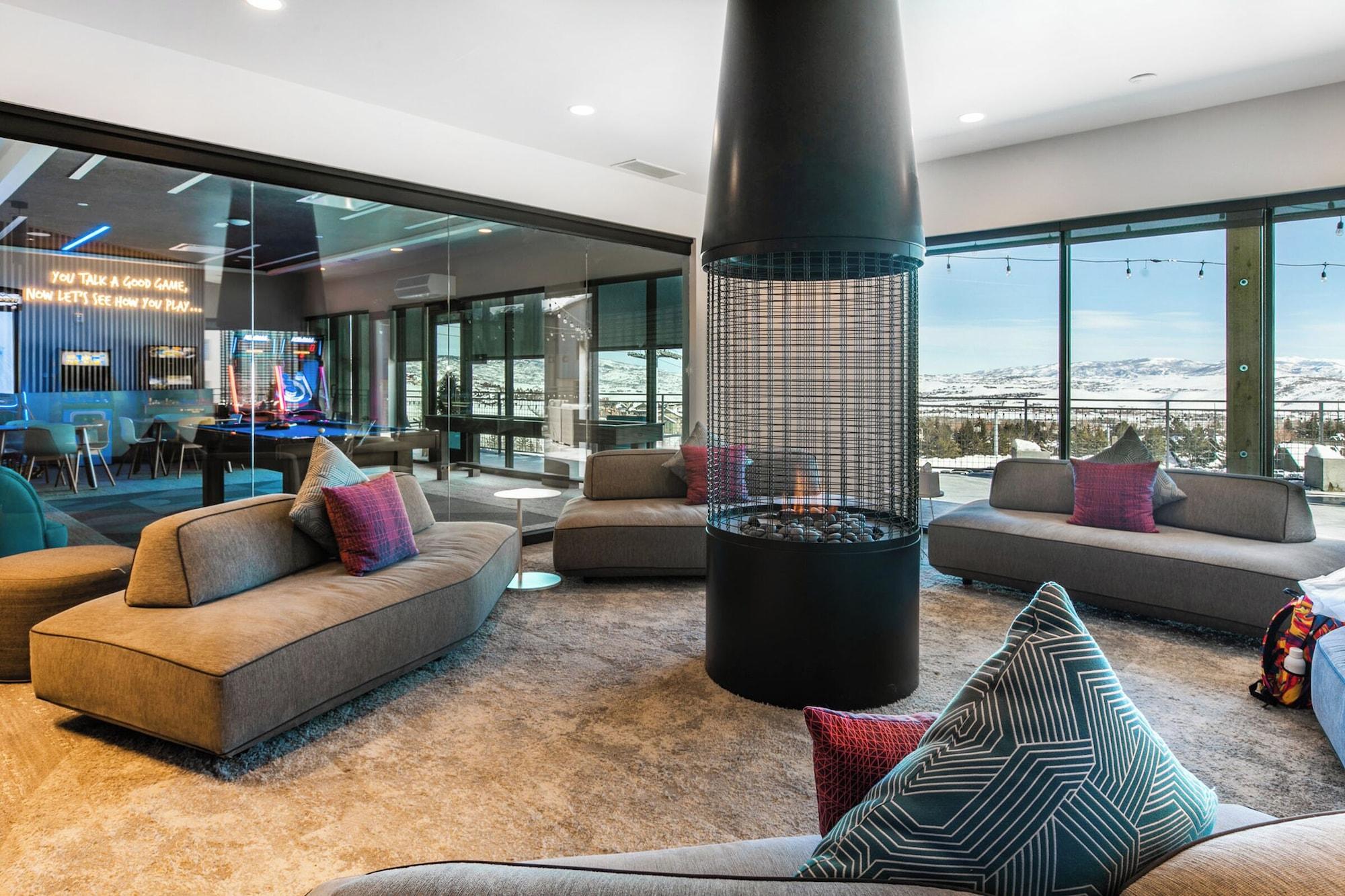 Vista Lobby Canyon Haus