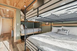 Alquiler Vacacional - Mountain retreat-stunning views, hot tub, game room, gas fireplace, bunk room