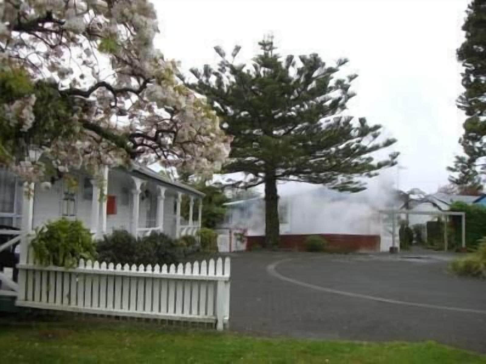 Varios Utuhina Hot Springs Lodge