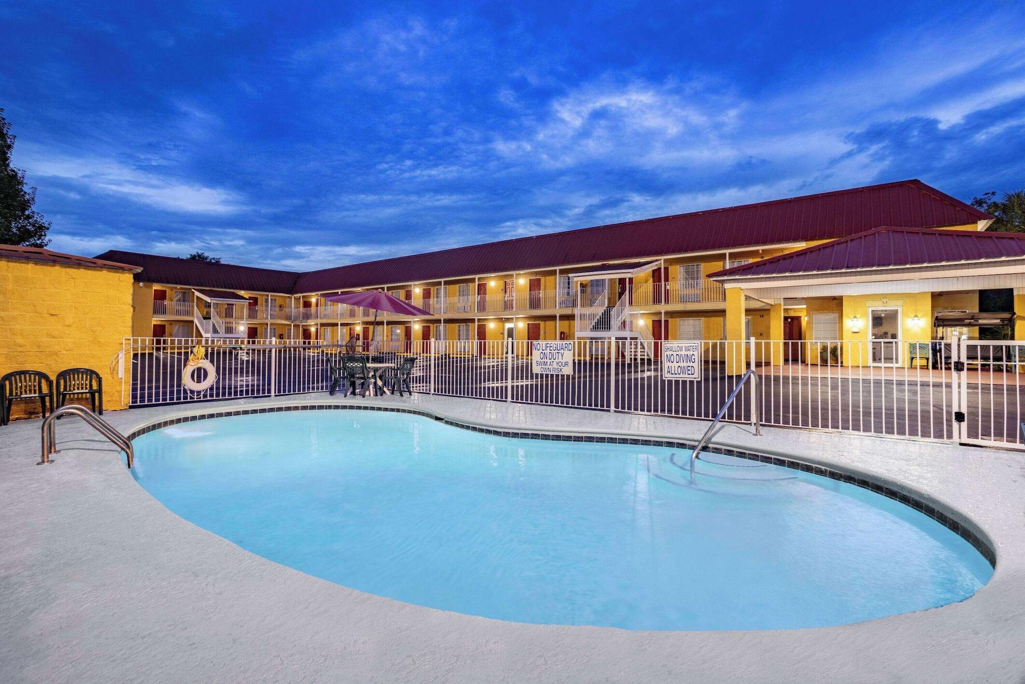 Vista Piscina Days Inn by Wyndham Barnwell