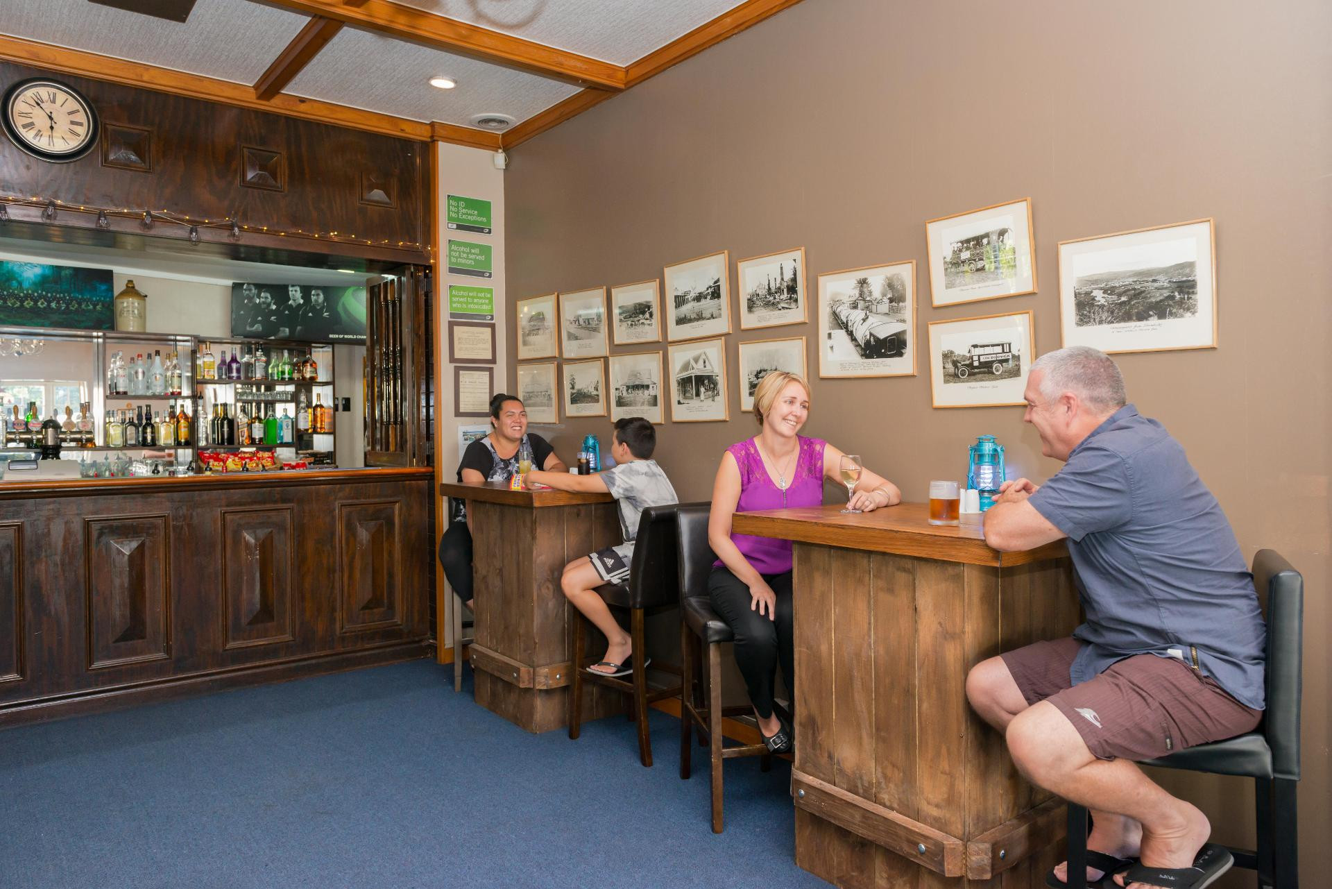 Bar/Salón Discovery Settlers Hotel Whangarei