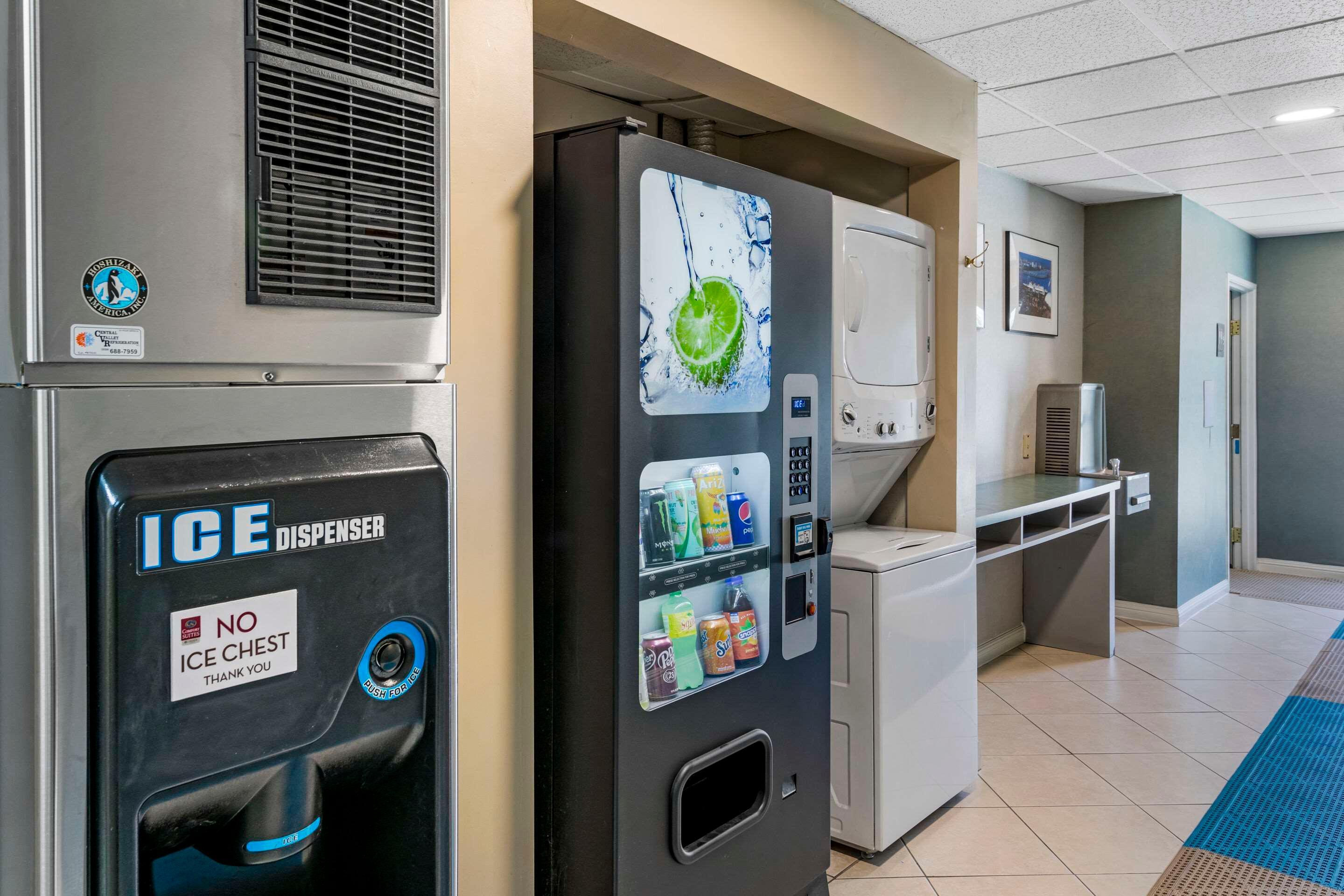 Vista Exterior Comfort Suites Tulare