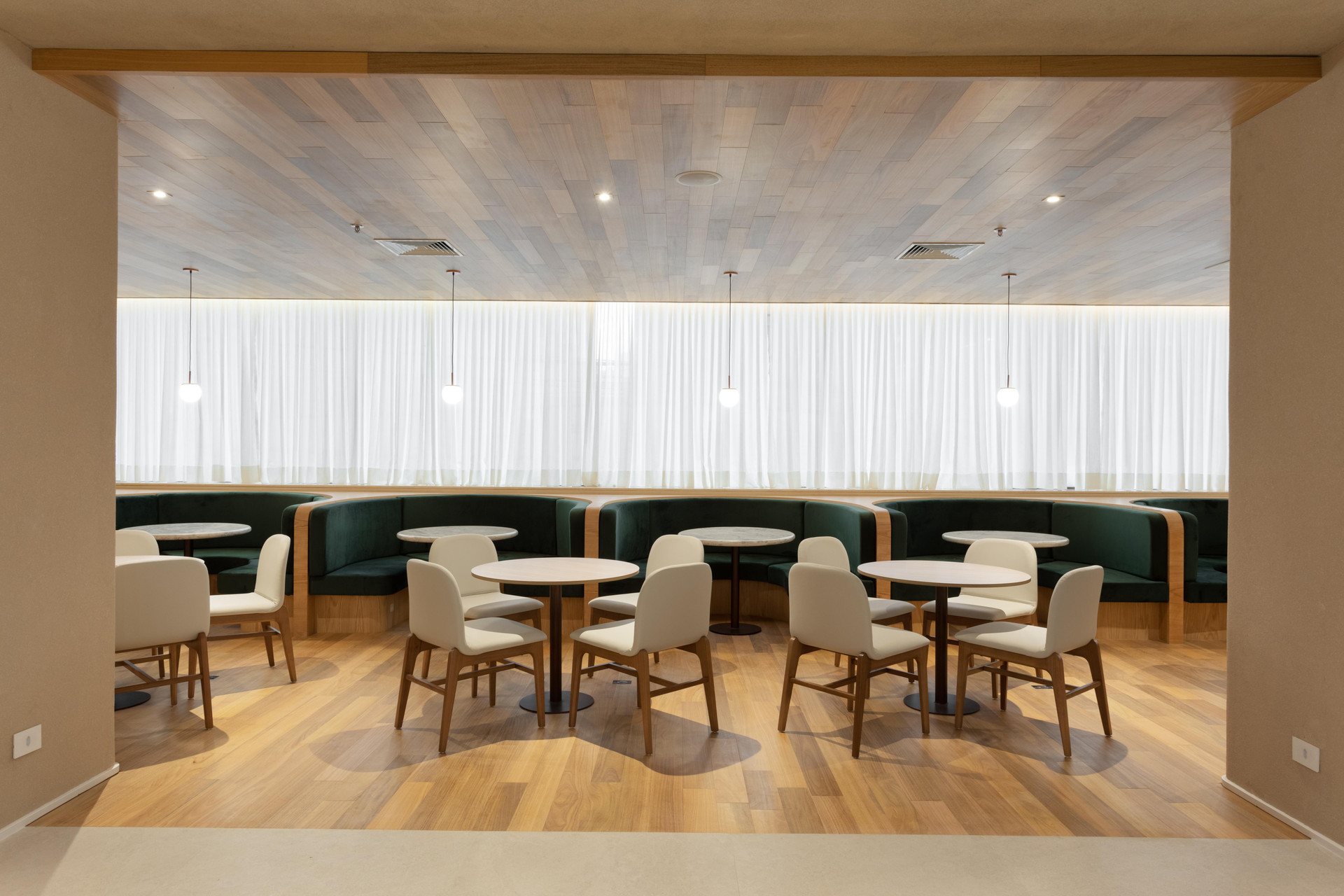 Sala de Reuniones Qoya Hotel Curitiba, Curio Collection by Hilton