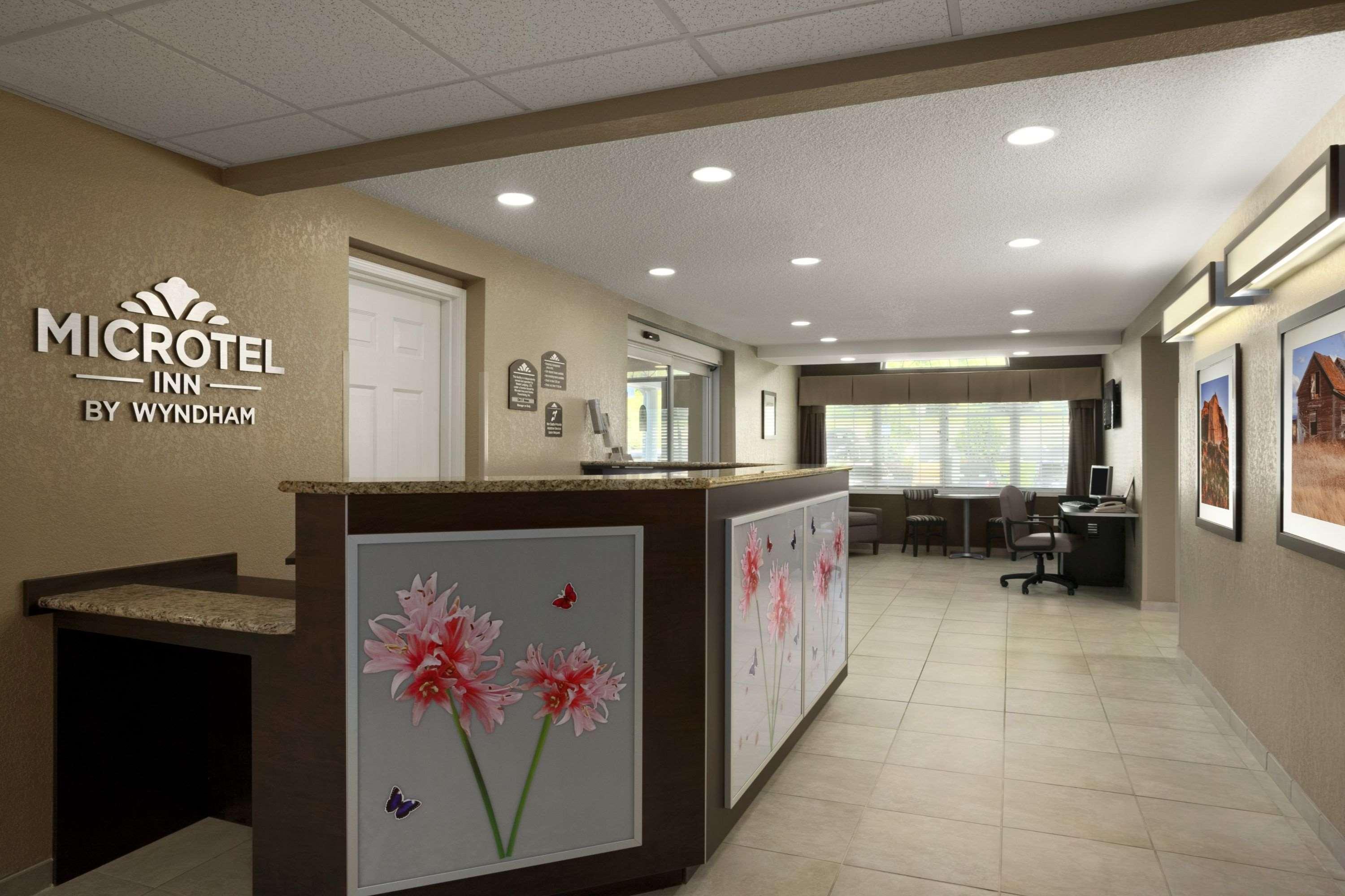 Vista Lobby Microtel Inn & Suites By Wyndham Mineral Wells/Par