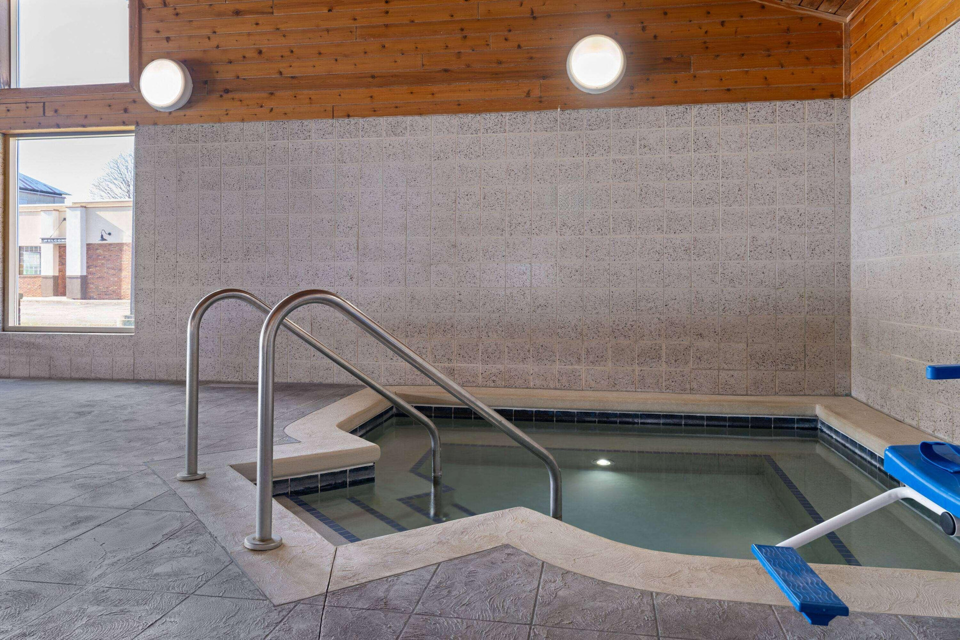 Vista Piscina AmericInn by Wyndham Beaver Dam