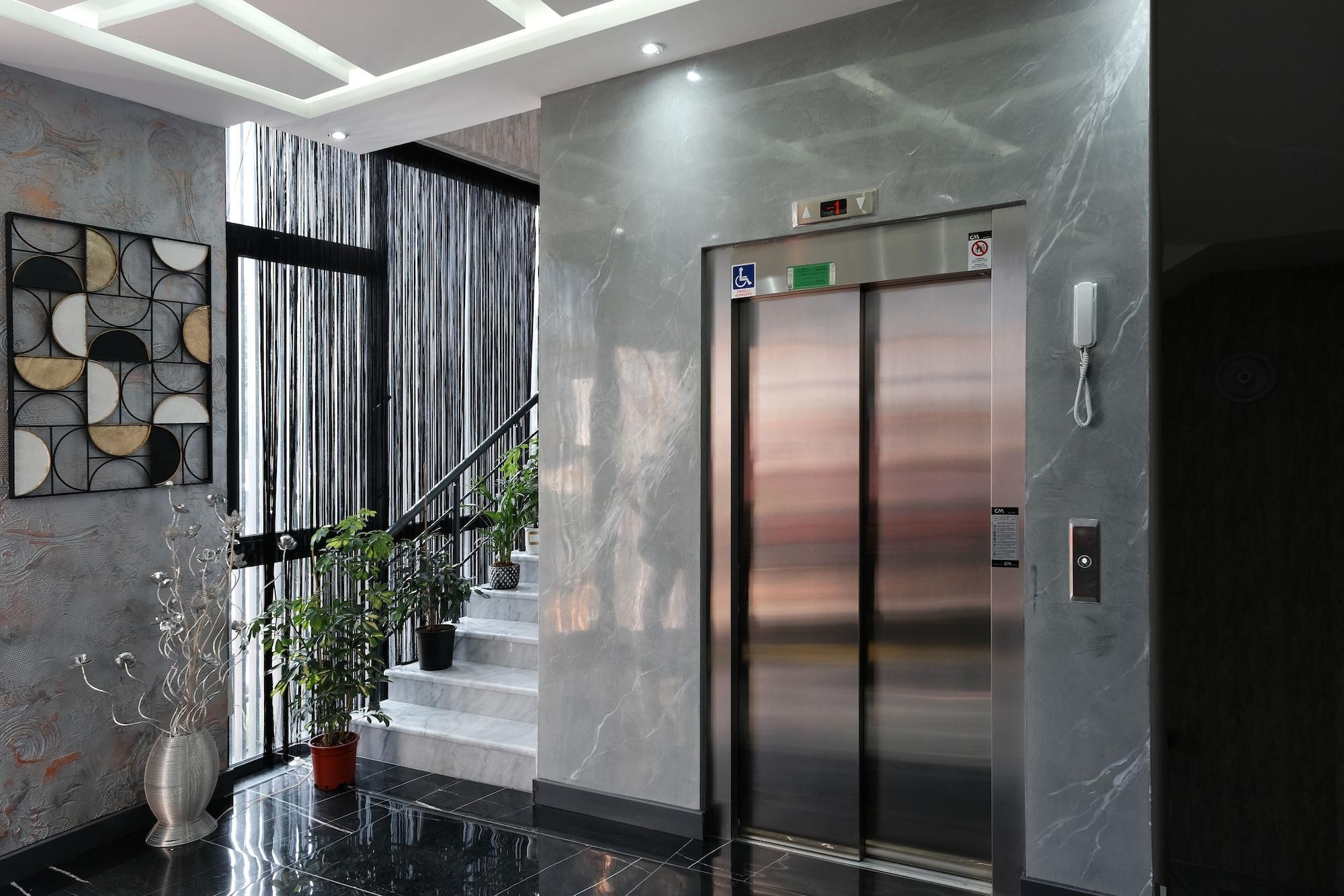 Vista Lobby Melanj Airport Hotel