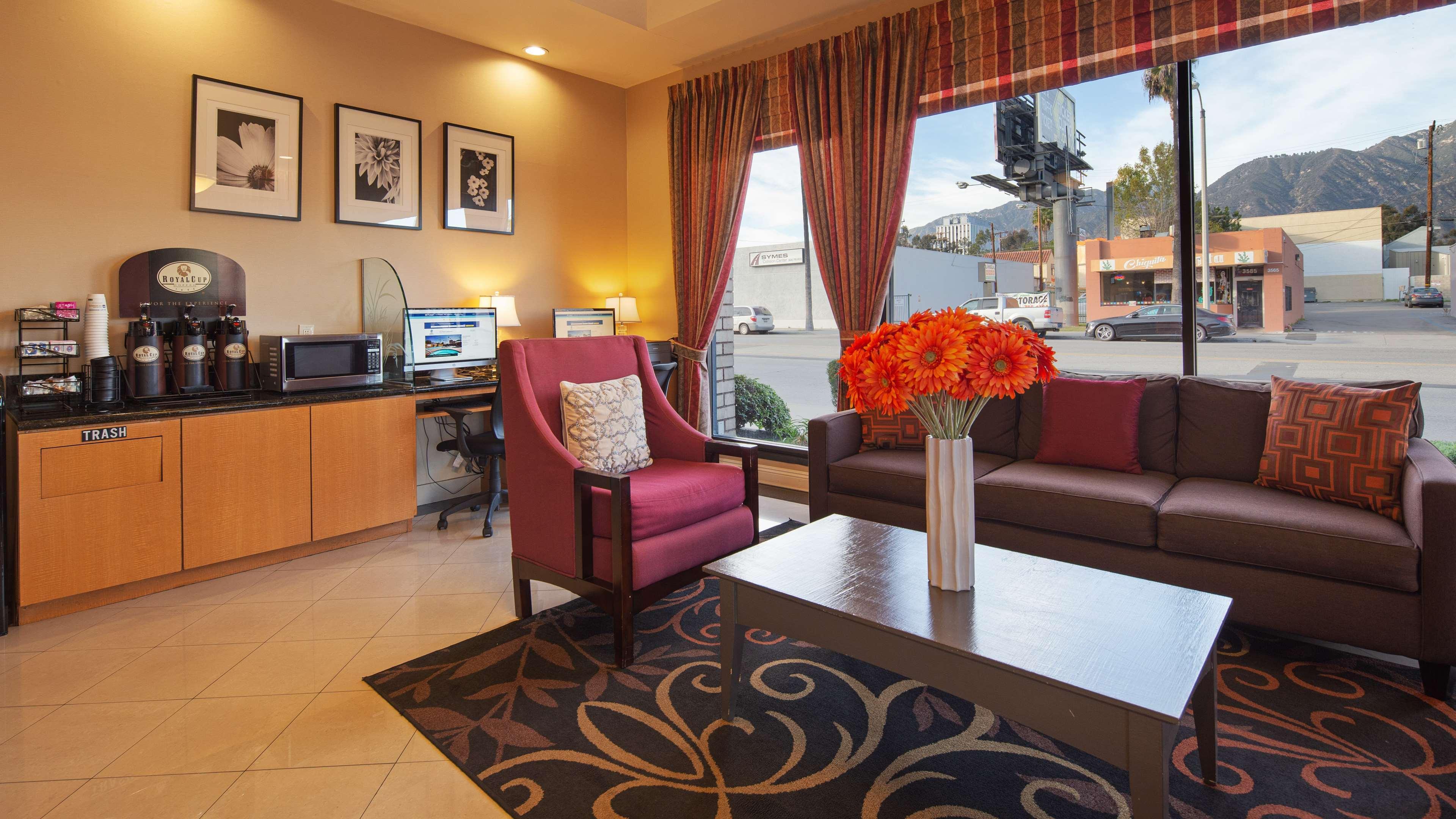 Vista Lobby Best Western Pasadena Inn
