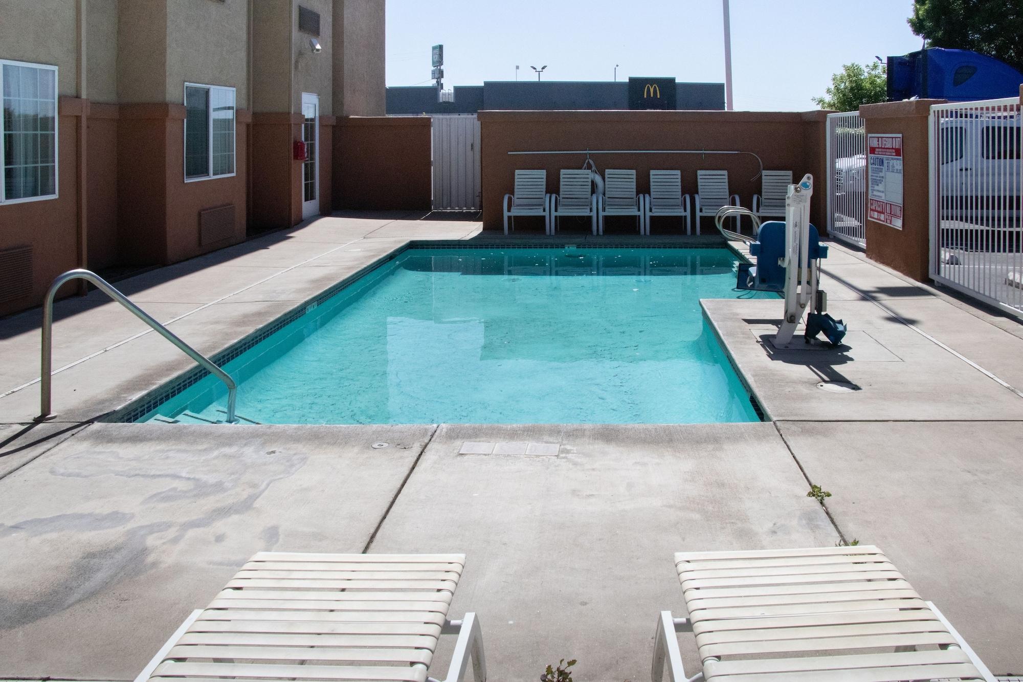 Vista Piscina Microtel Inn & Suites by Wyndham Lodi/North Stockton