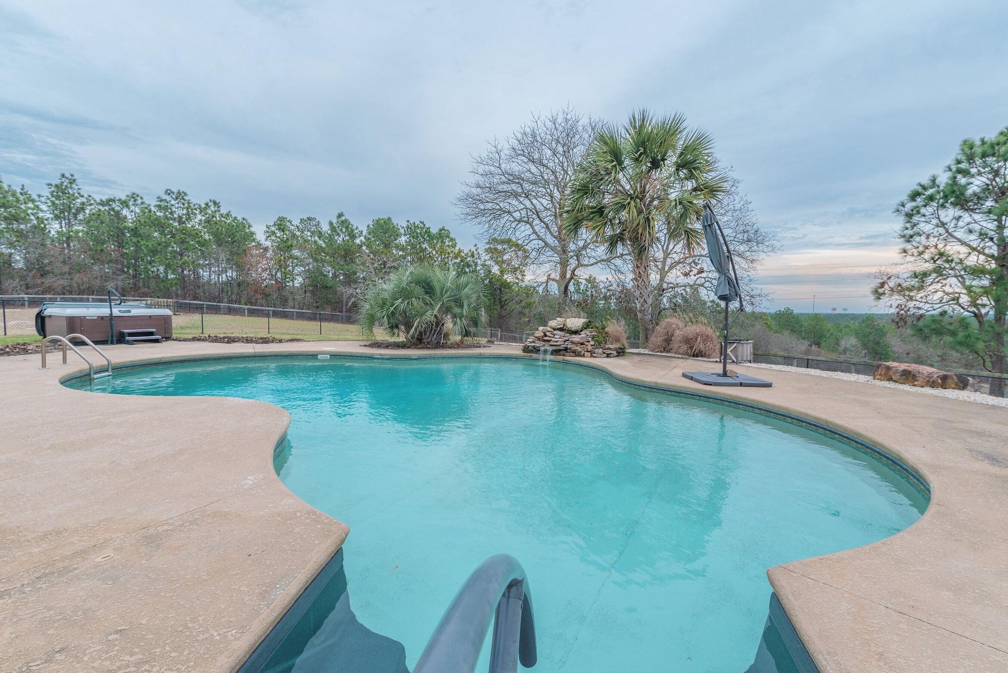 Vista Piscina 3-bedroom modern farmhouse retreat near the Masters w/ pool and hot-tub