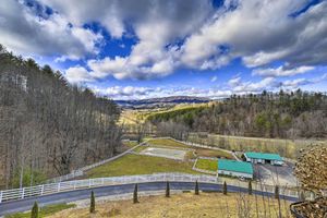 Alquiler Vacacional - Peaceful Mountain City Cabin w/ Porch & Fire Pit