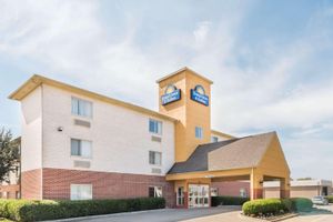 Alojamiento - Days Inn & Suites by Wyndham Dallas
