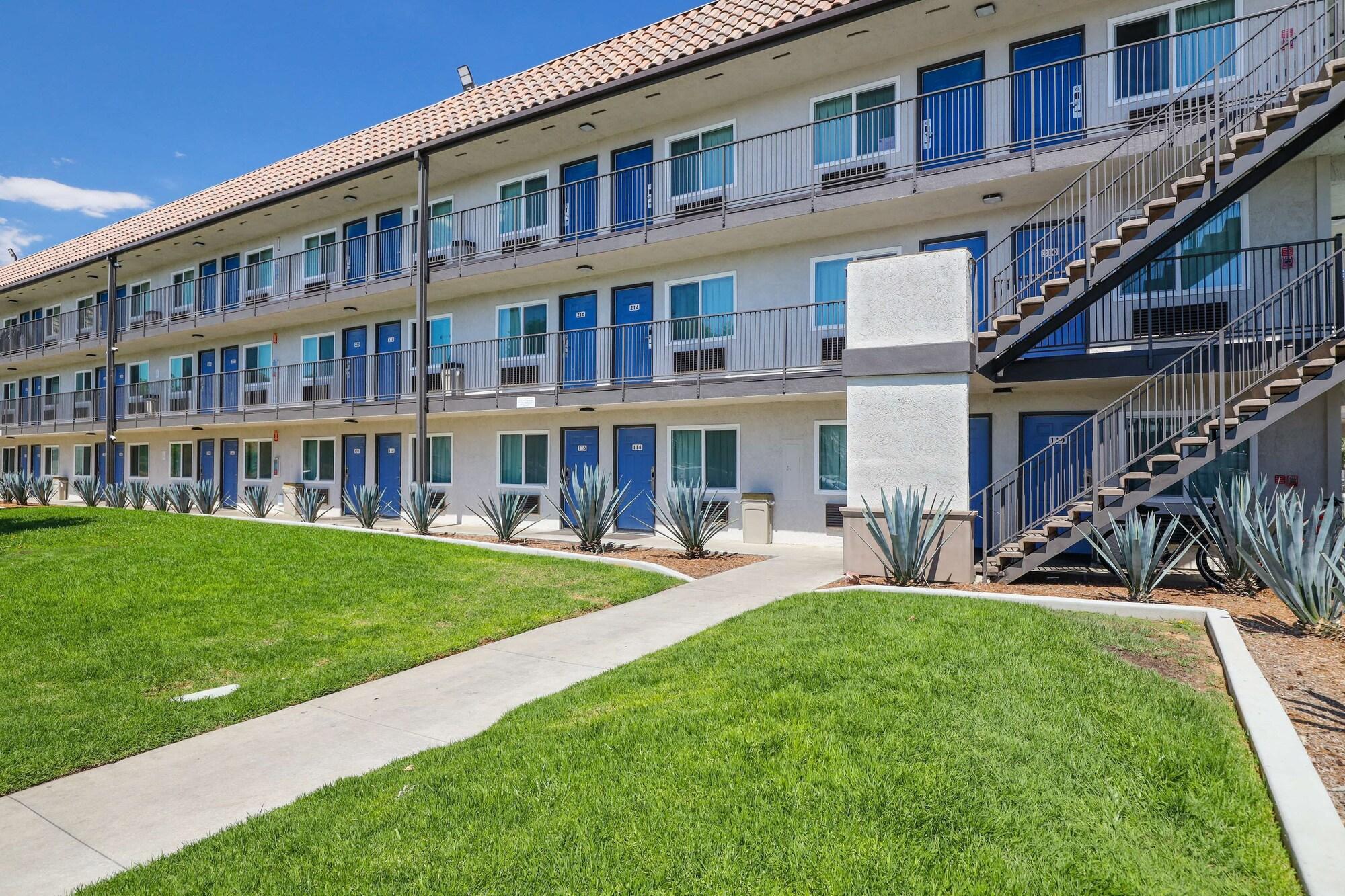 Vista Exterior Studio 6 Suites Escondido, CA