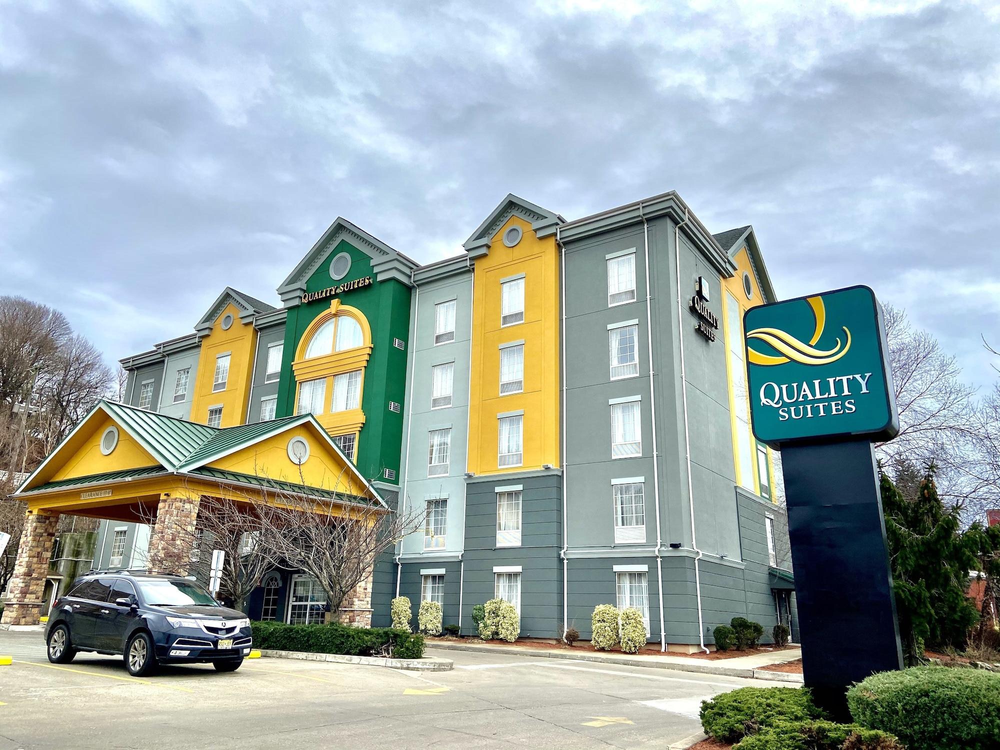 Vista Exterior Quality Suites NYC Gateway