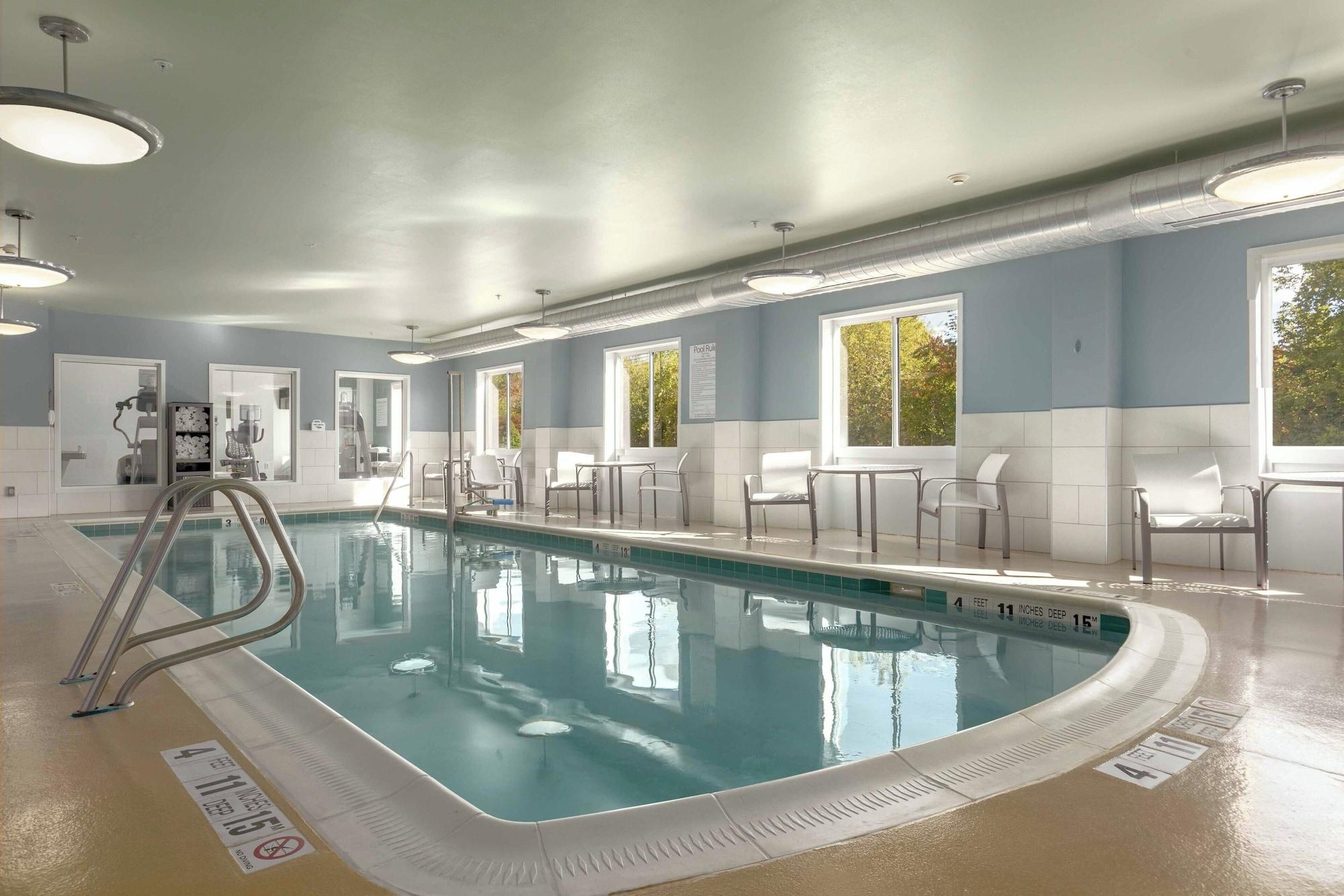 Vista Piscina Holiday Inn Express Hotel & Suites Vestal by IHG
