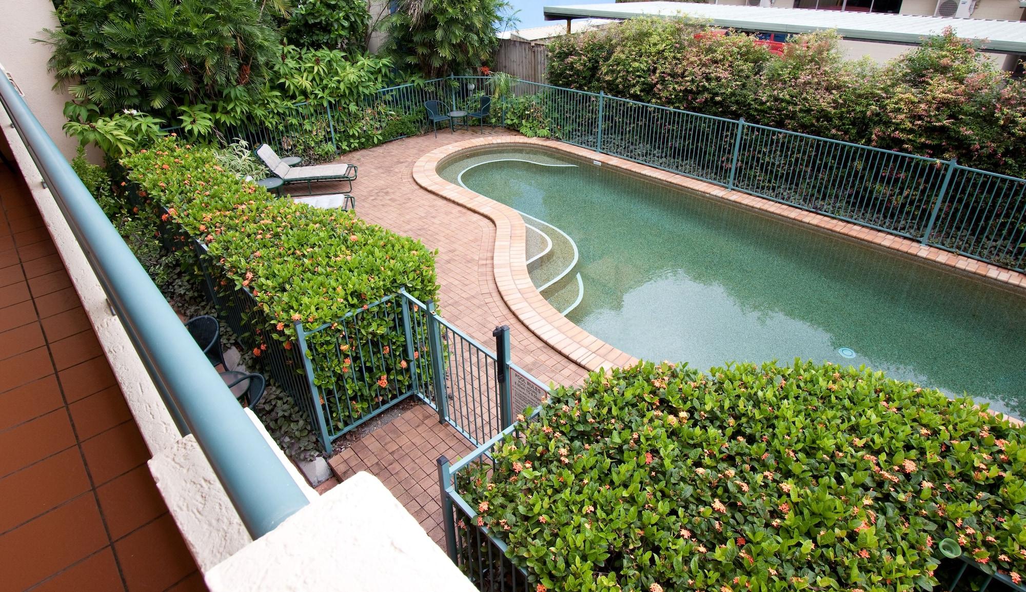 Vista Piscina Mid City Luxury Suites