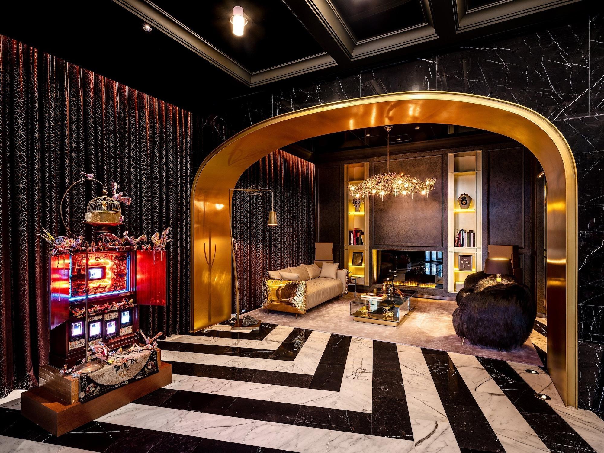 Vista Lobby Art Paradiso, Paradise City