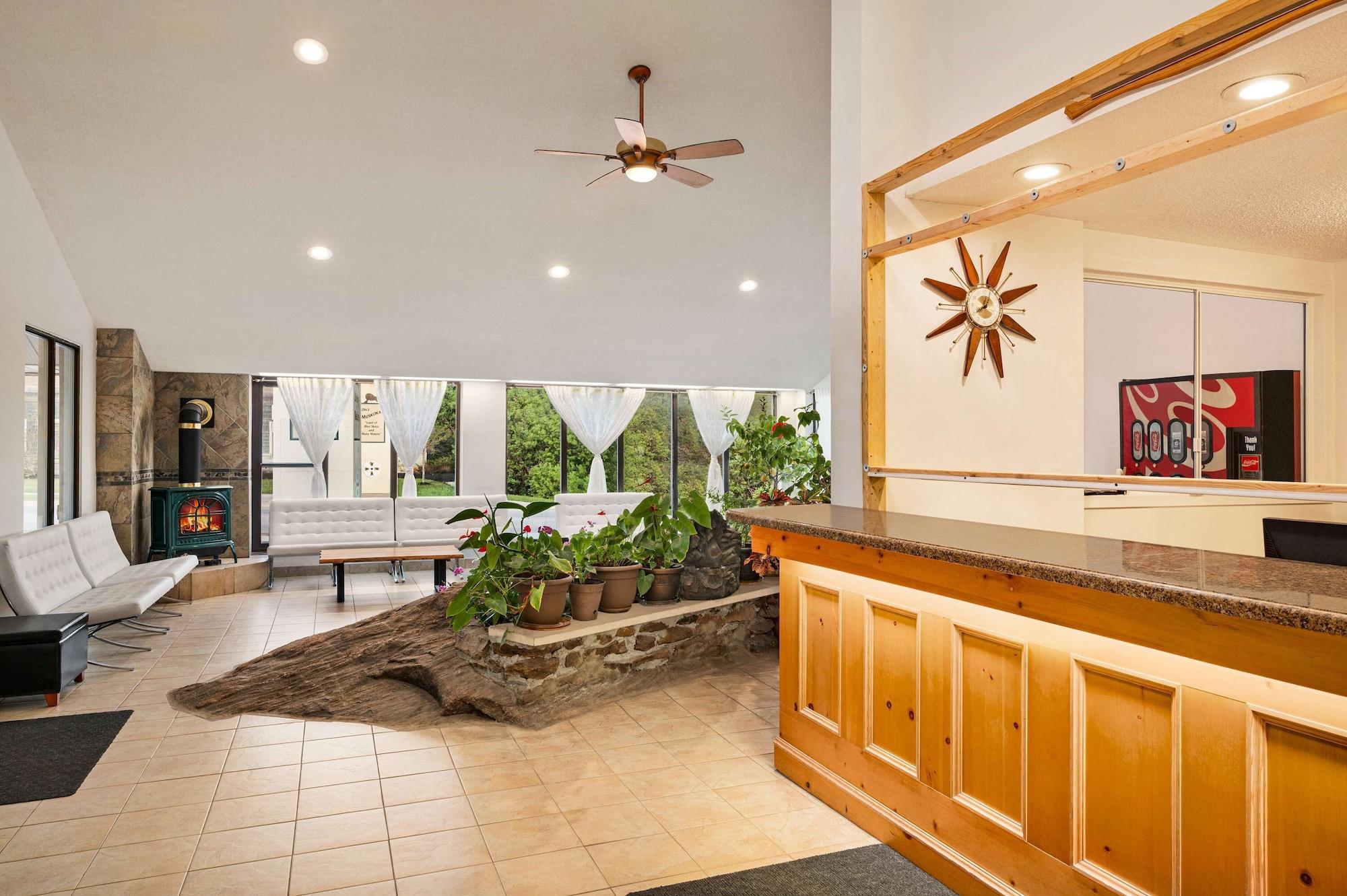 Vista Lobby Howard Johnson by Wyndham Gravenhurst
