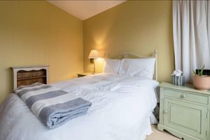 Alquiler Vacacional - Oceanfront Cottage w/ Rare pvt dock, hot tub, large backyard