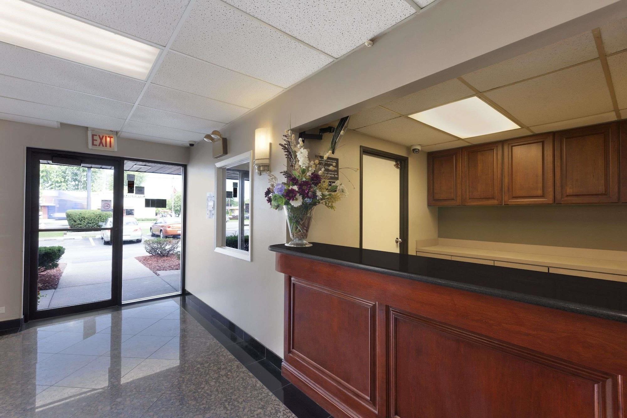 Vista Lobby Super 8 by Wyndham Bridgeview/Chicago Area