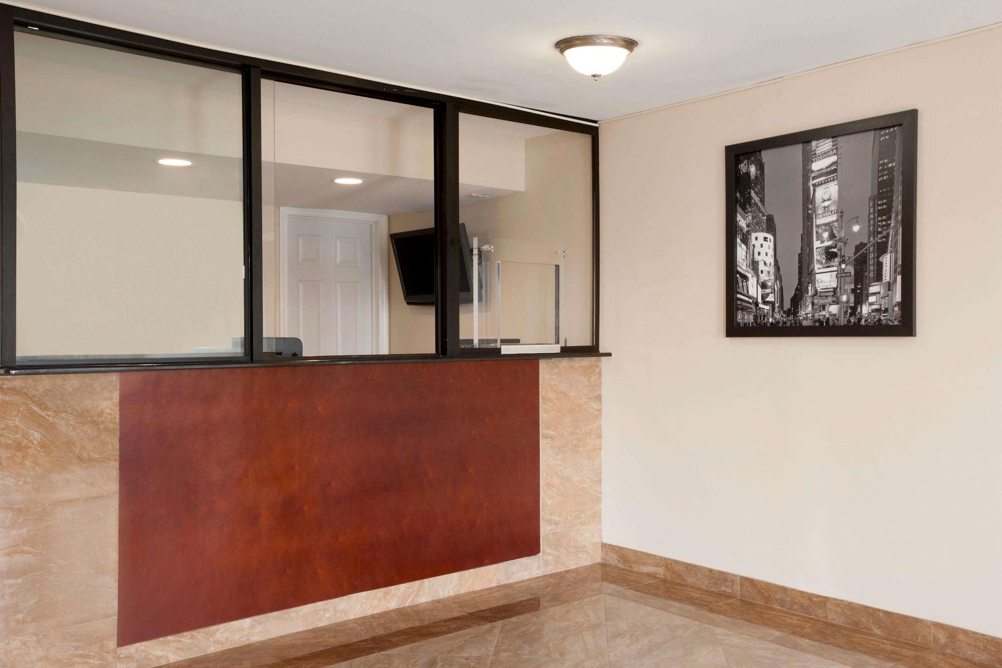 Vista Lobby Super 8 by Wyndham Rahway/Newark