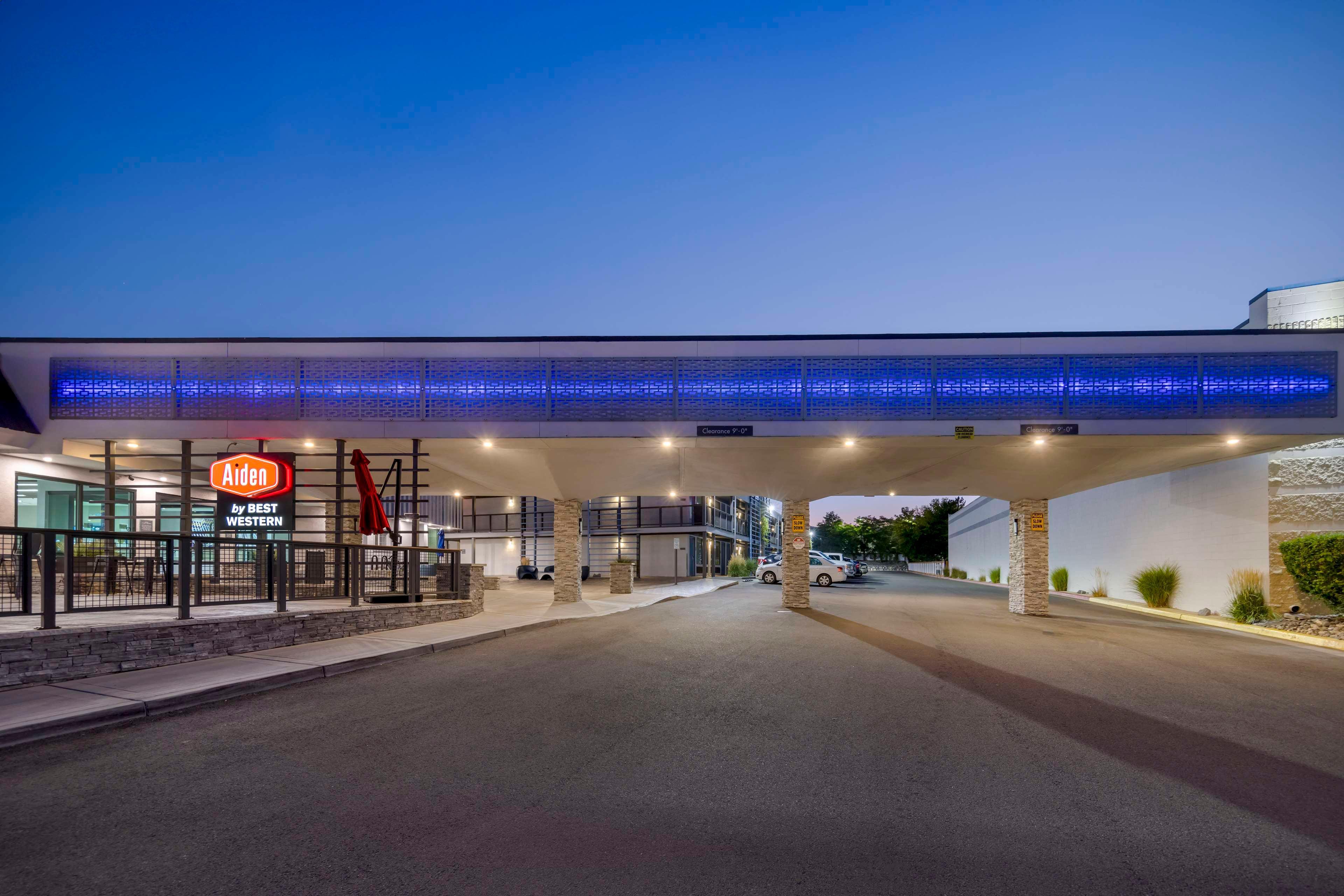 Vista Exterior Super 8 Meadow Wood Courtyard