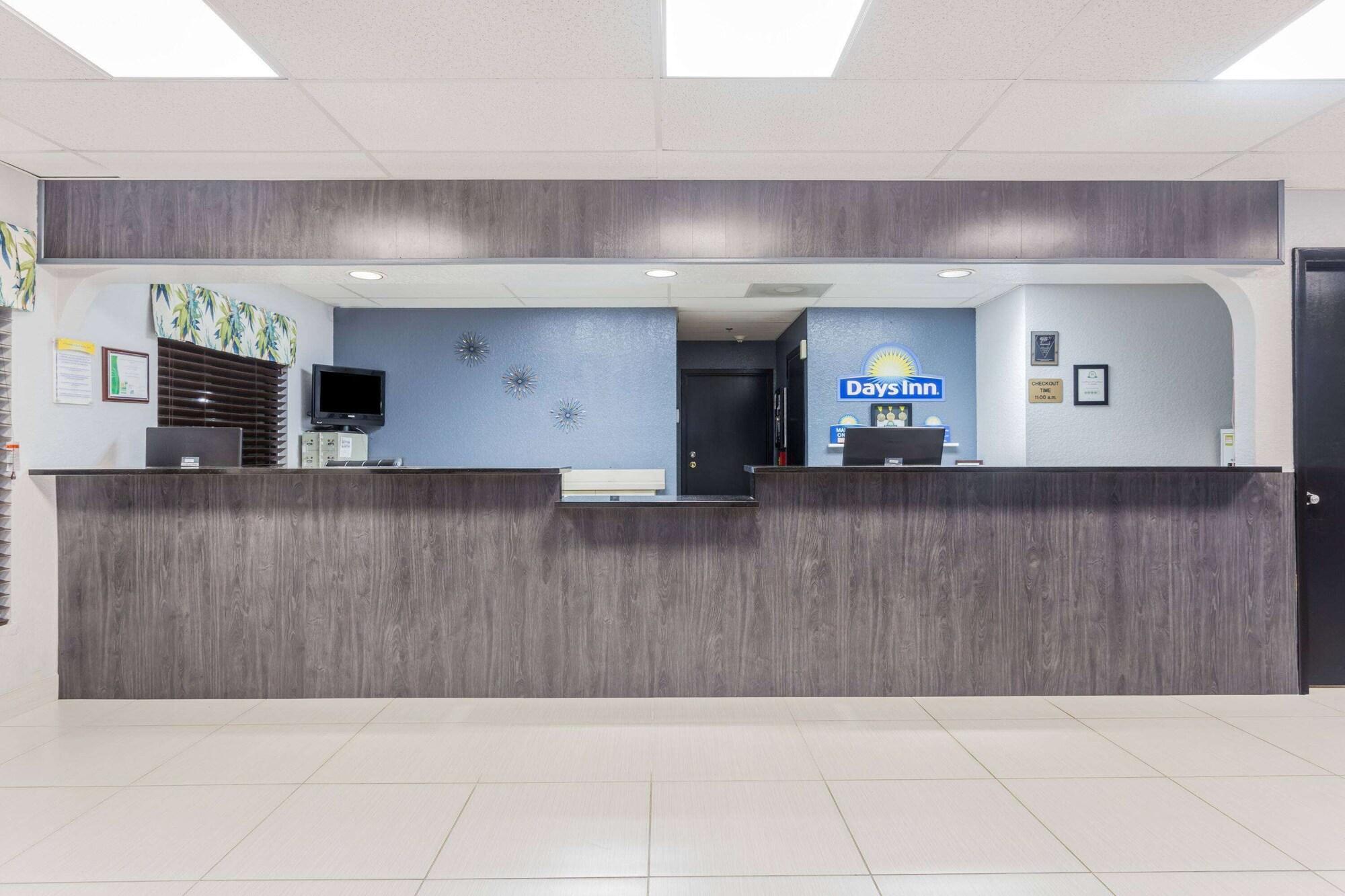 Vista Lobby Days Inn by Wyndham Sarasota I-75