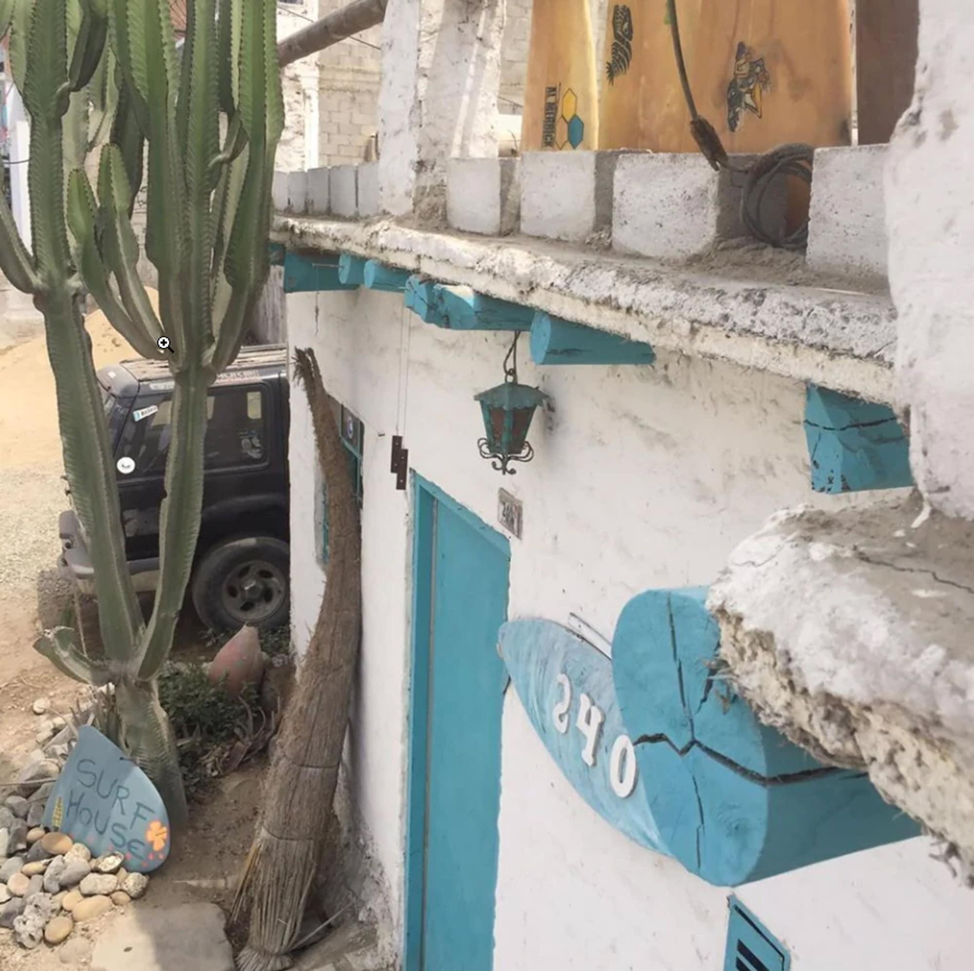 Varios Huanchaco Surf Camp