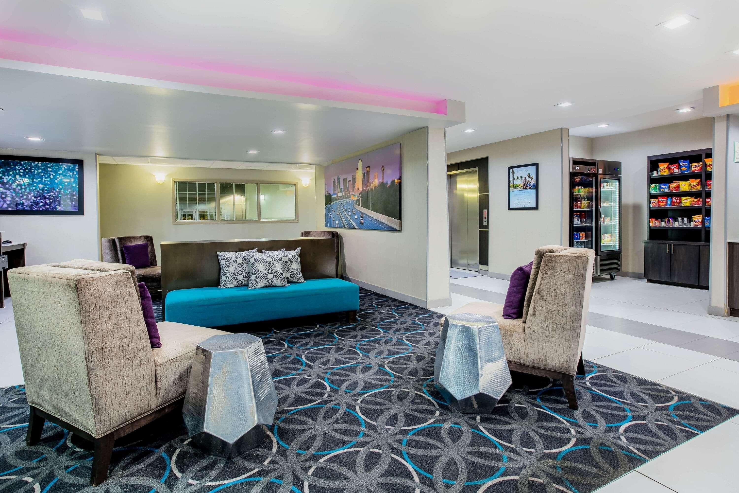 Vista Lobby La Quinta Inn & Suites by Wyndham Dallas Mesquite