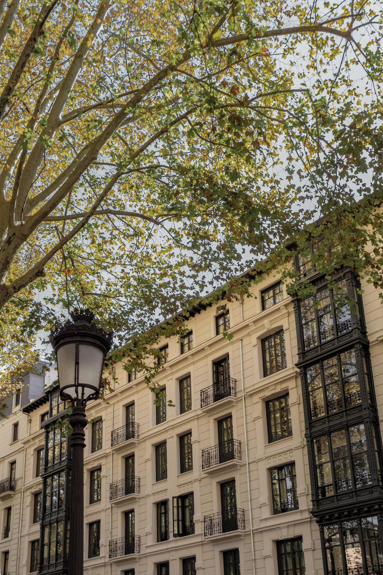 Varios Batimont Suites & Apartments